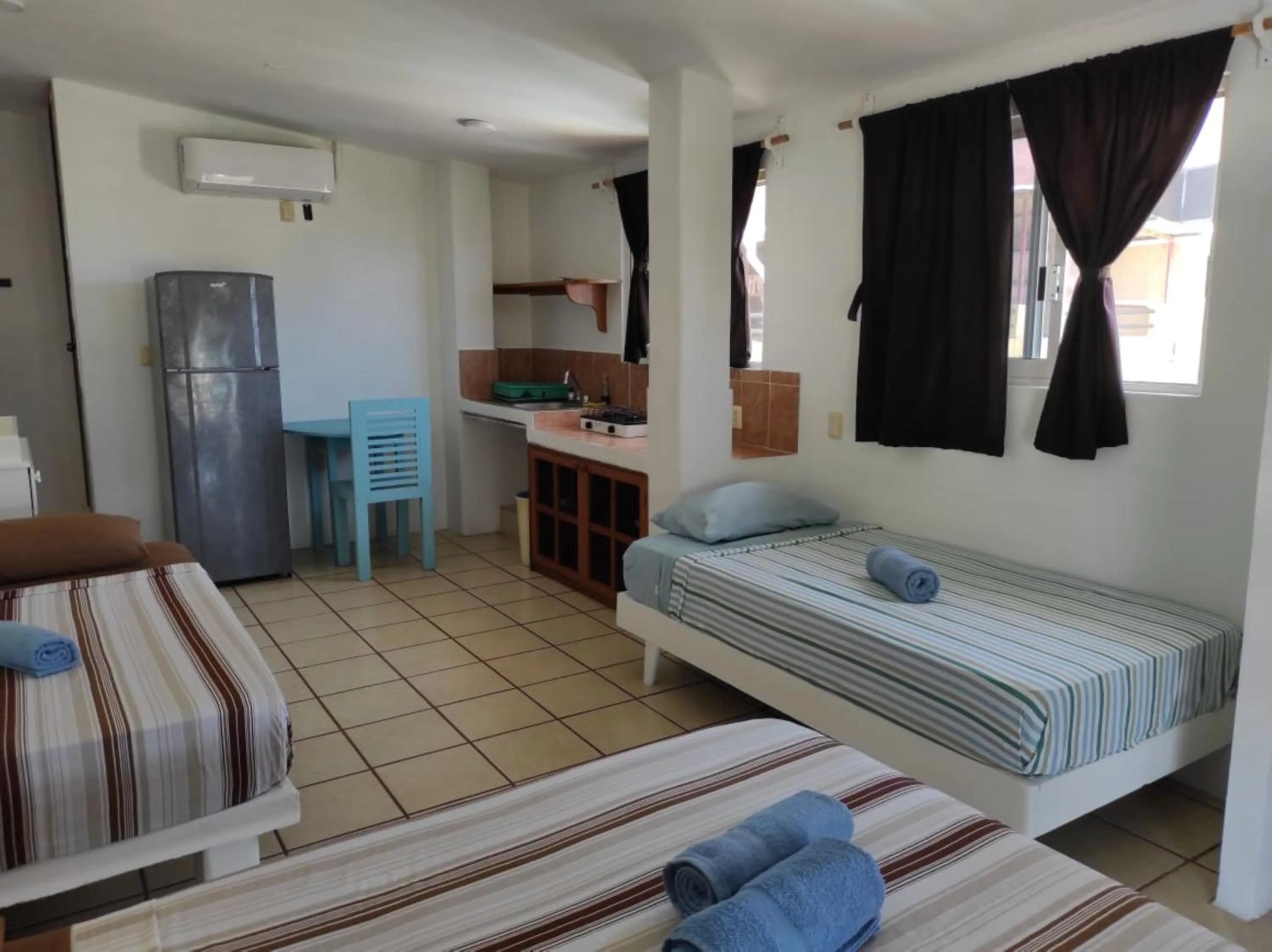 Kitchen or kitchenette, Bed in Hotel Papaya Surf