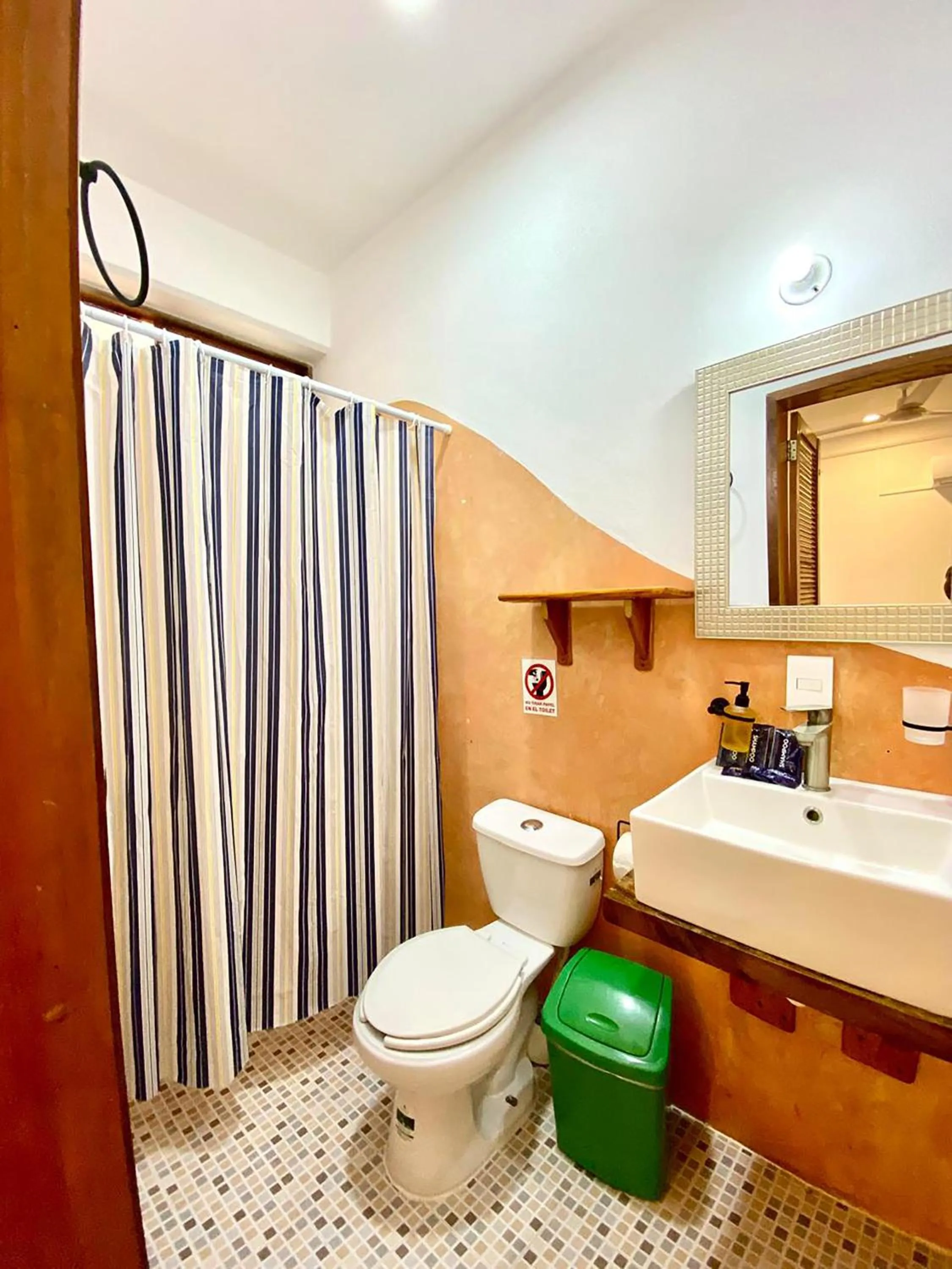 Bathroom in Hotel Papaya Surf