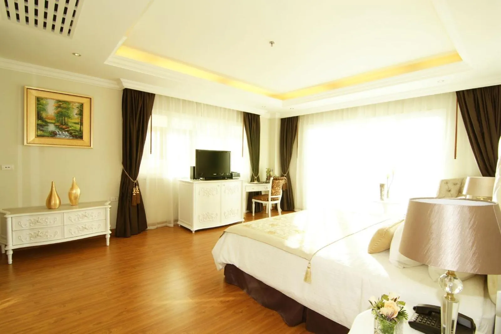 TV and multimedia, Bed in LK Miracle Suite - SHA Extra Plus