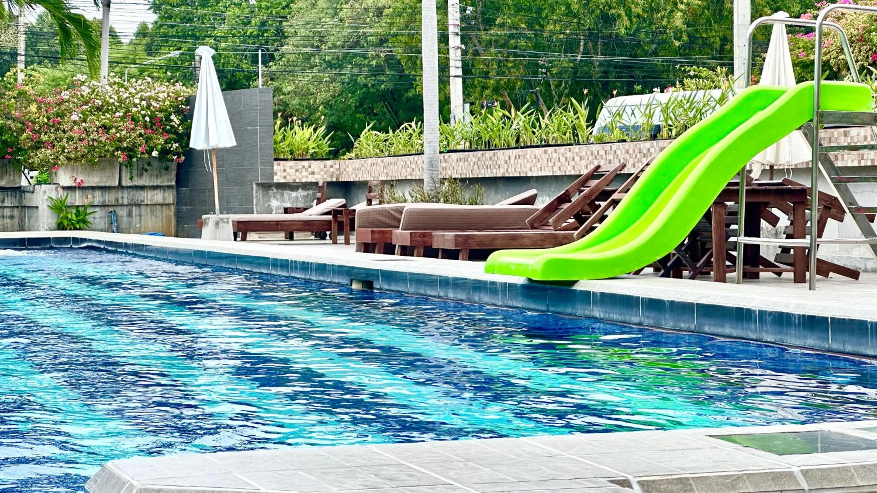 Swimming pool in Mangrove Prestige Hotel