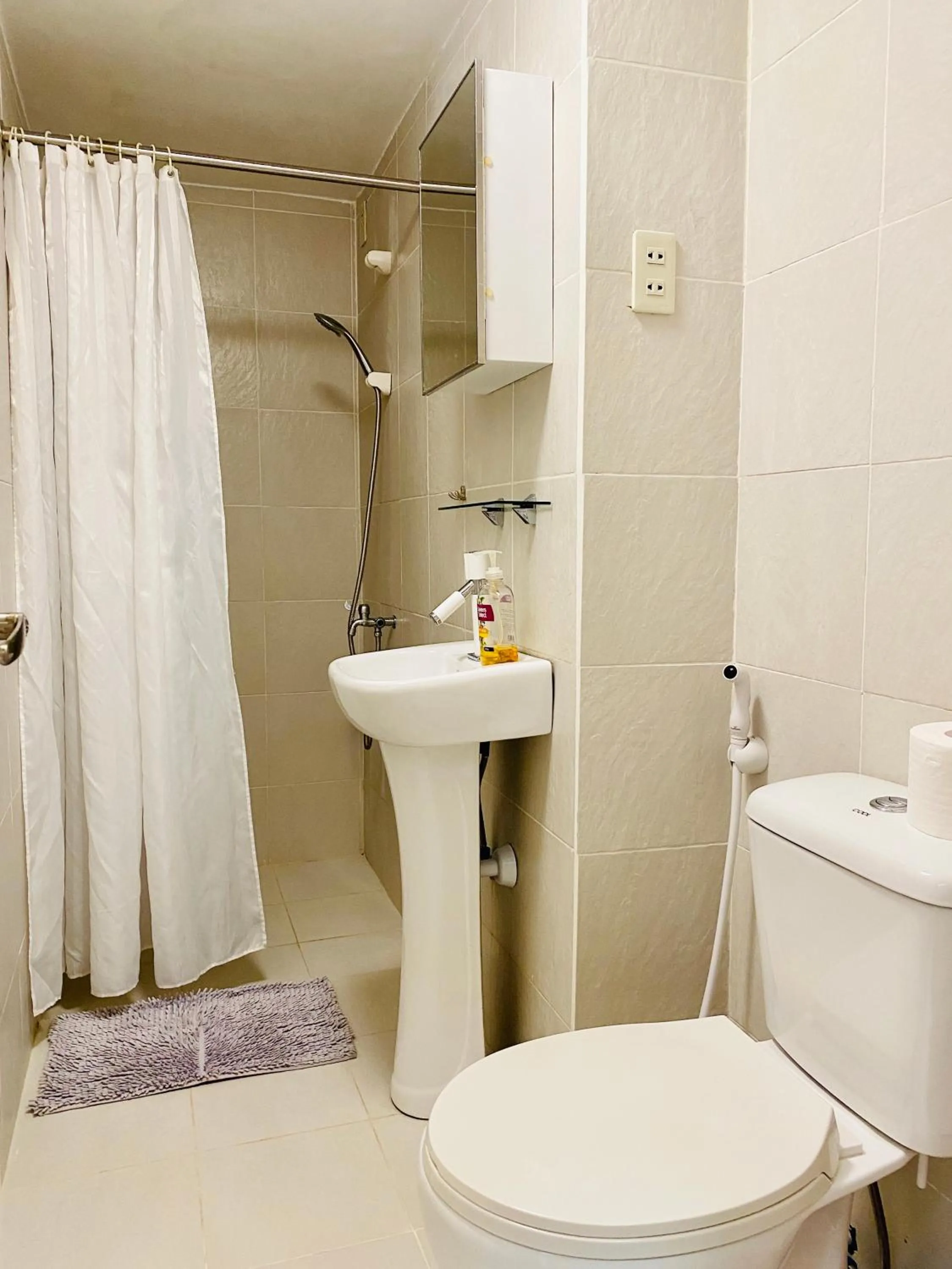 Toilet in Little Norway Guesthouse - Mactan Cebu International Airport