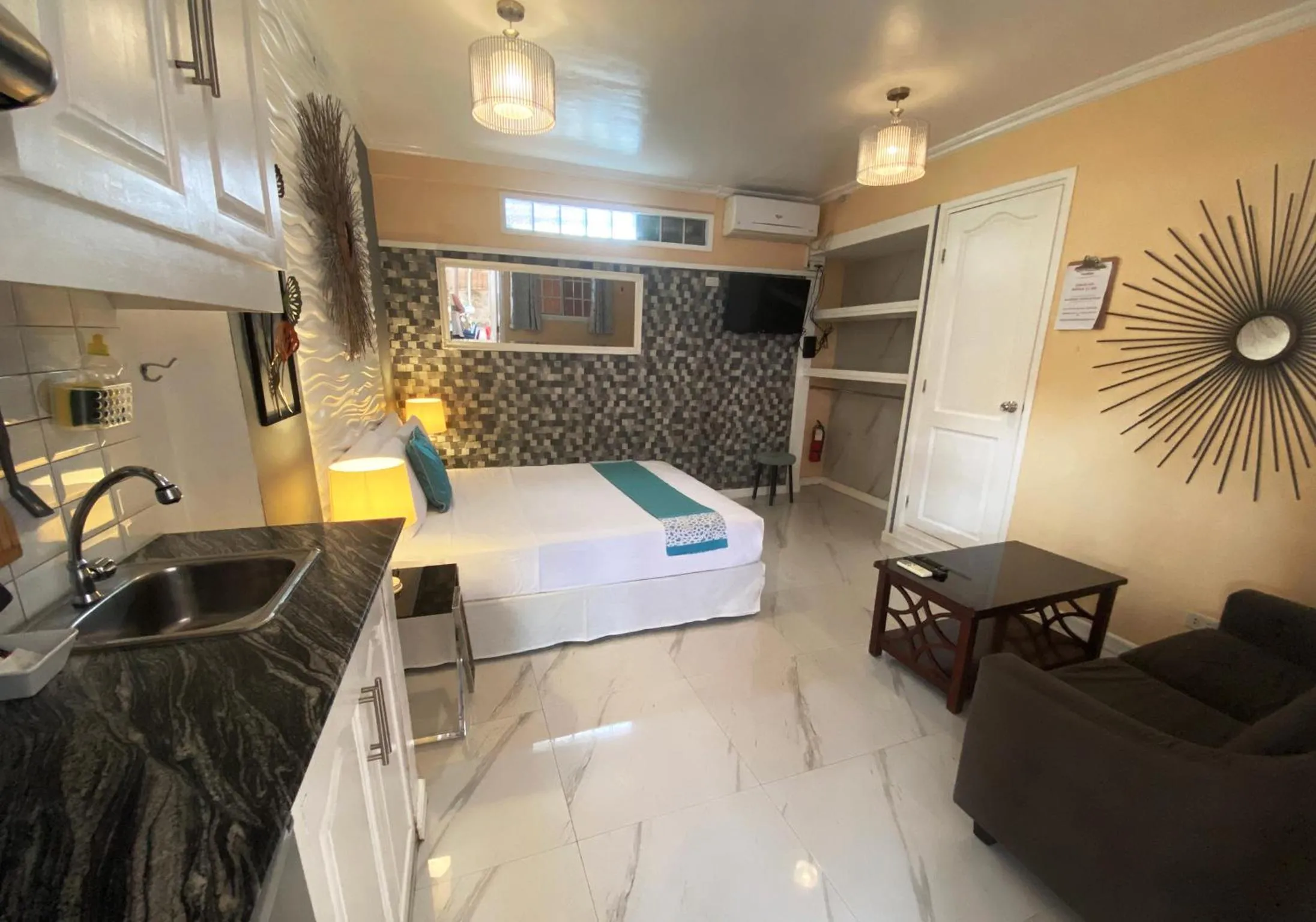 Photo of the whole room, Bed in Little Norway Guesthouse - Mactan Cebu International Airport