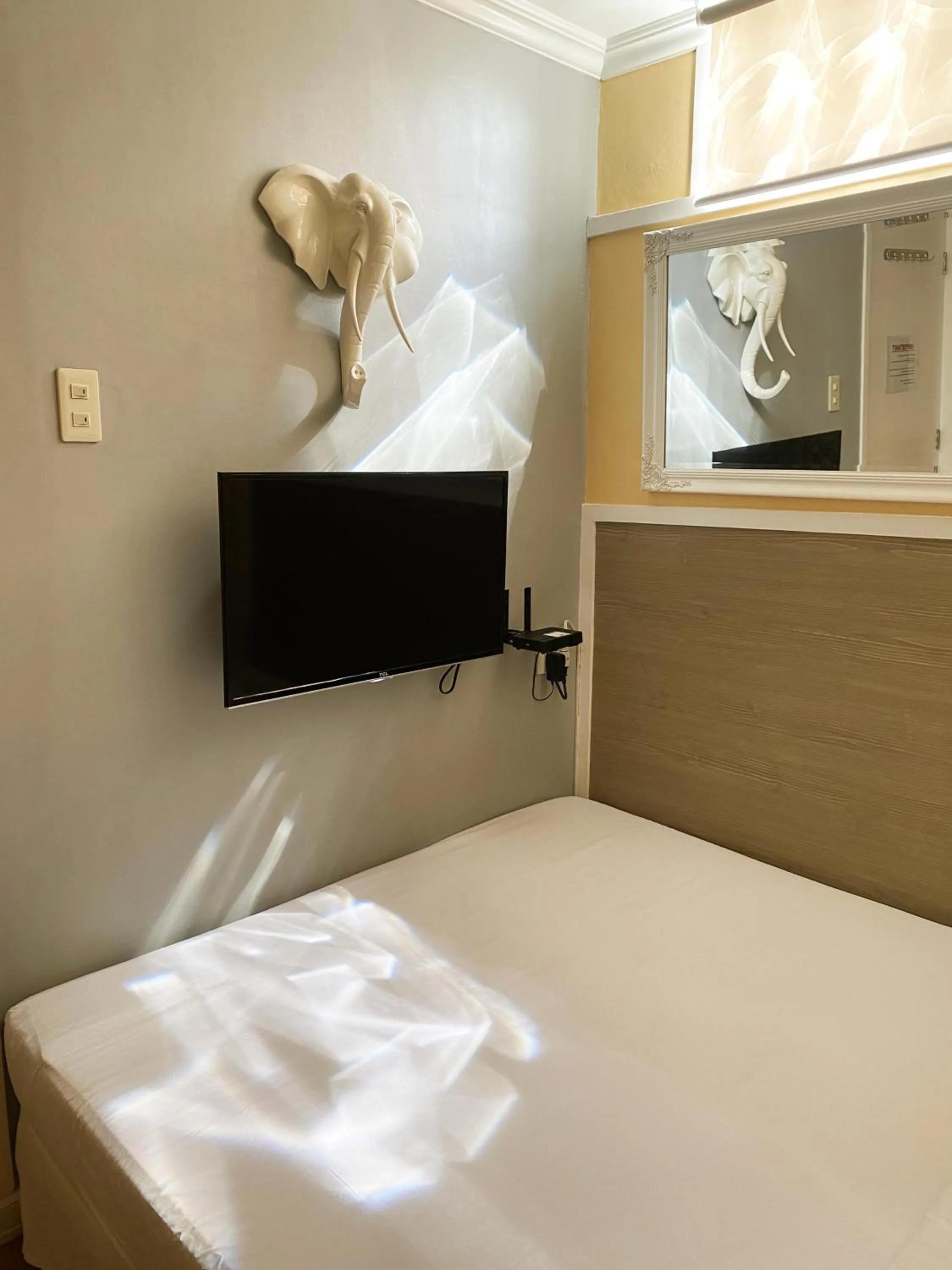 TV and multimedia, Bed in Little Norway Guesthouse - Mactan Cebu International Airport