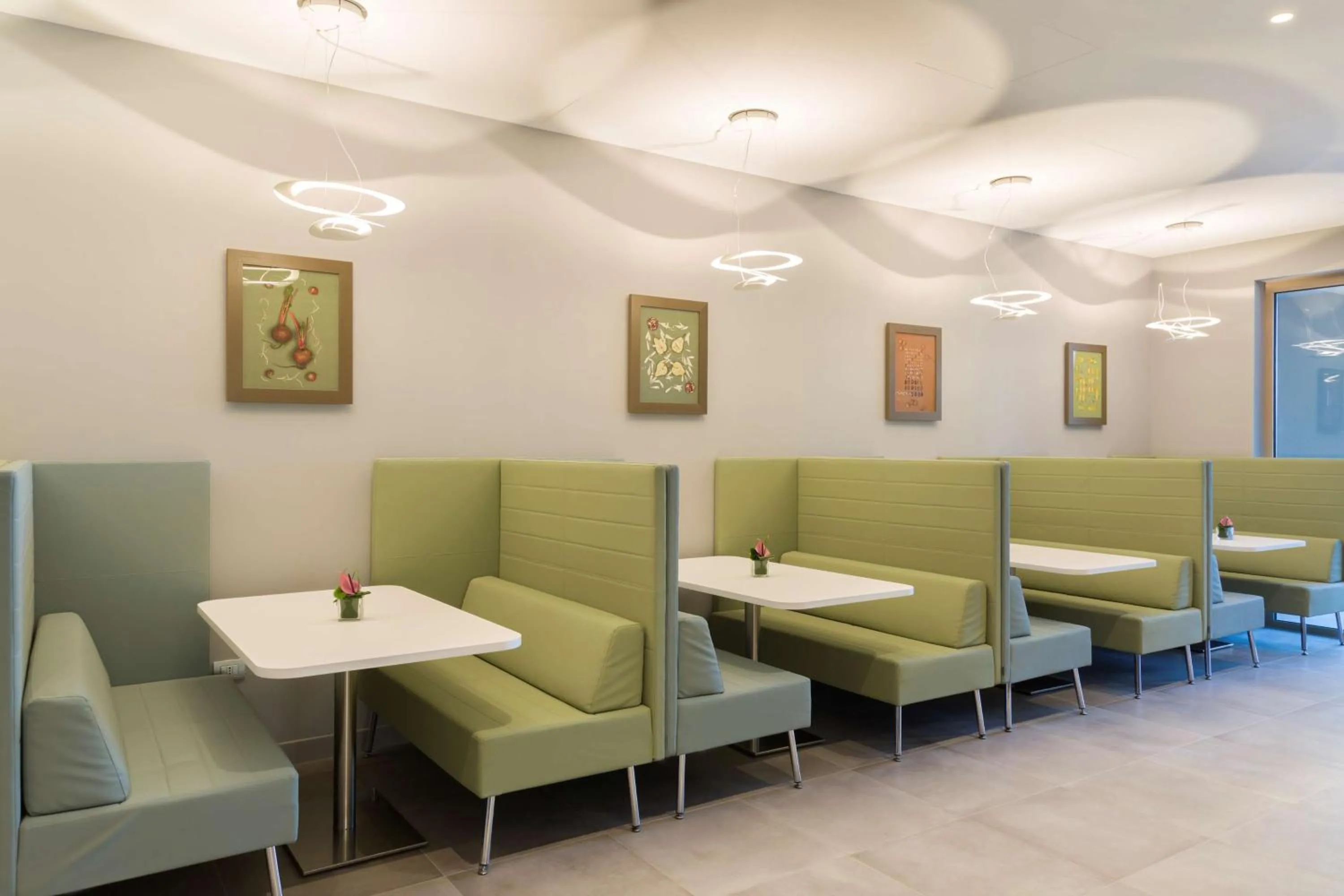 Restaurant/places to eat in Hampton By Hilton Rome East