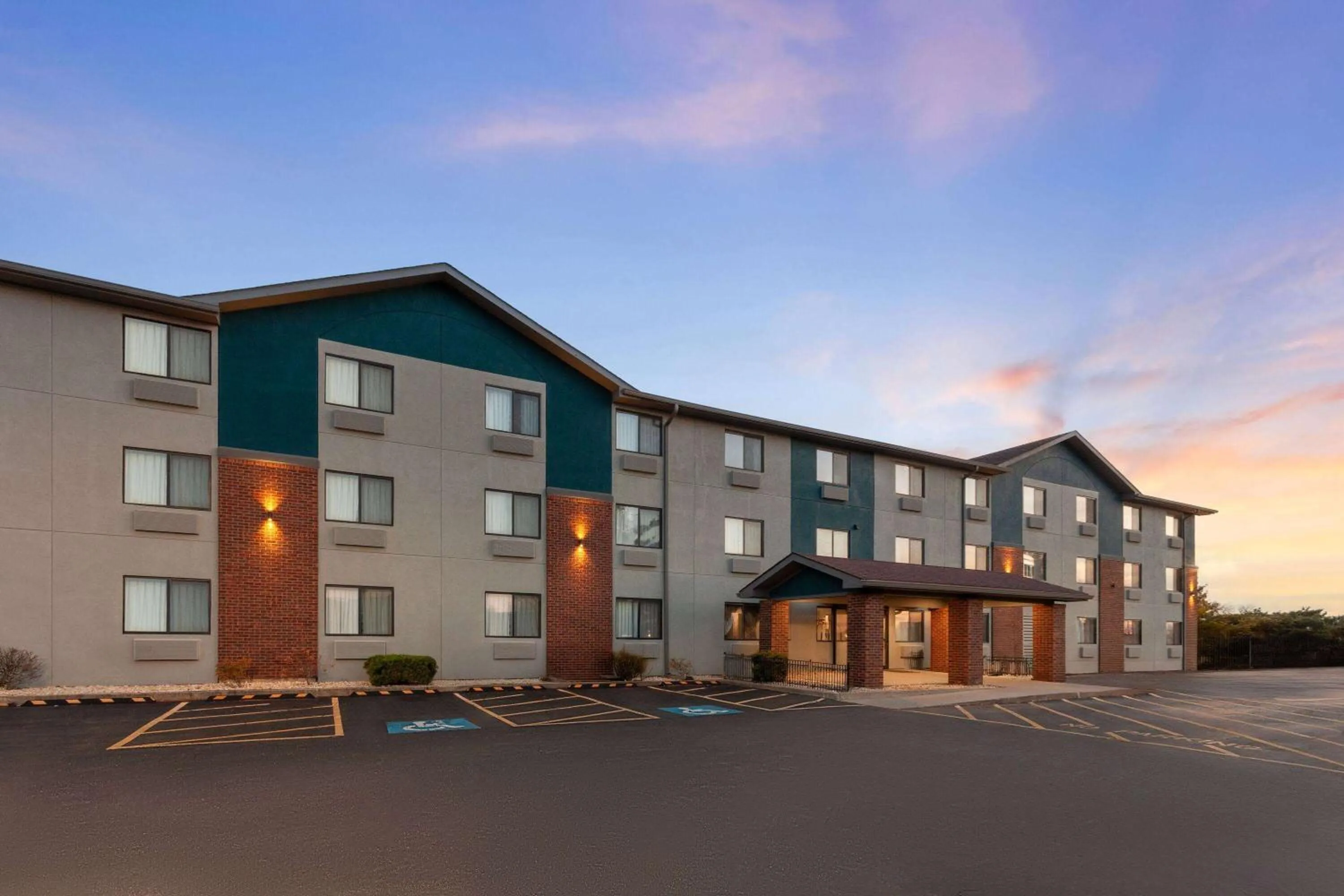 Property building in Super 8 by Wyndham Romeoville Bolingbrook