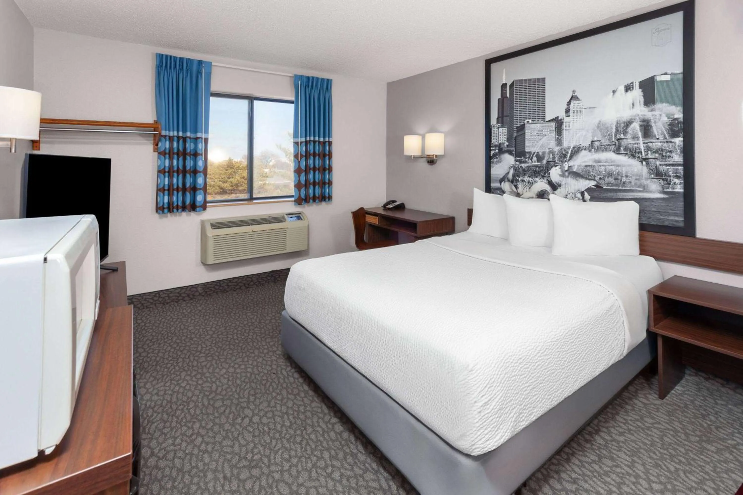 Photo of the whole room, Bed in Super 8 by Wyndham Romeoville Bolingbrook