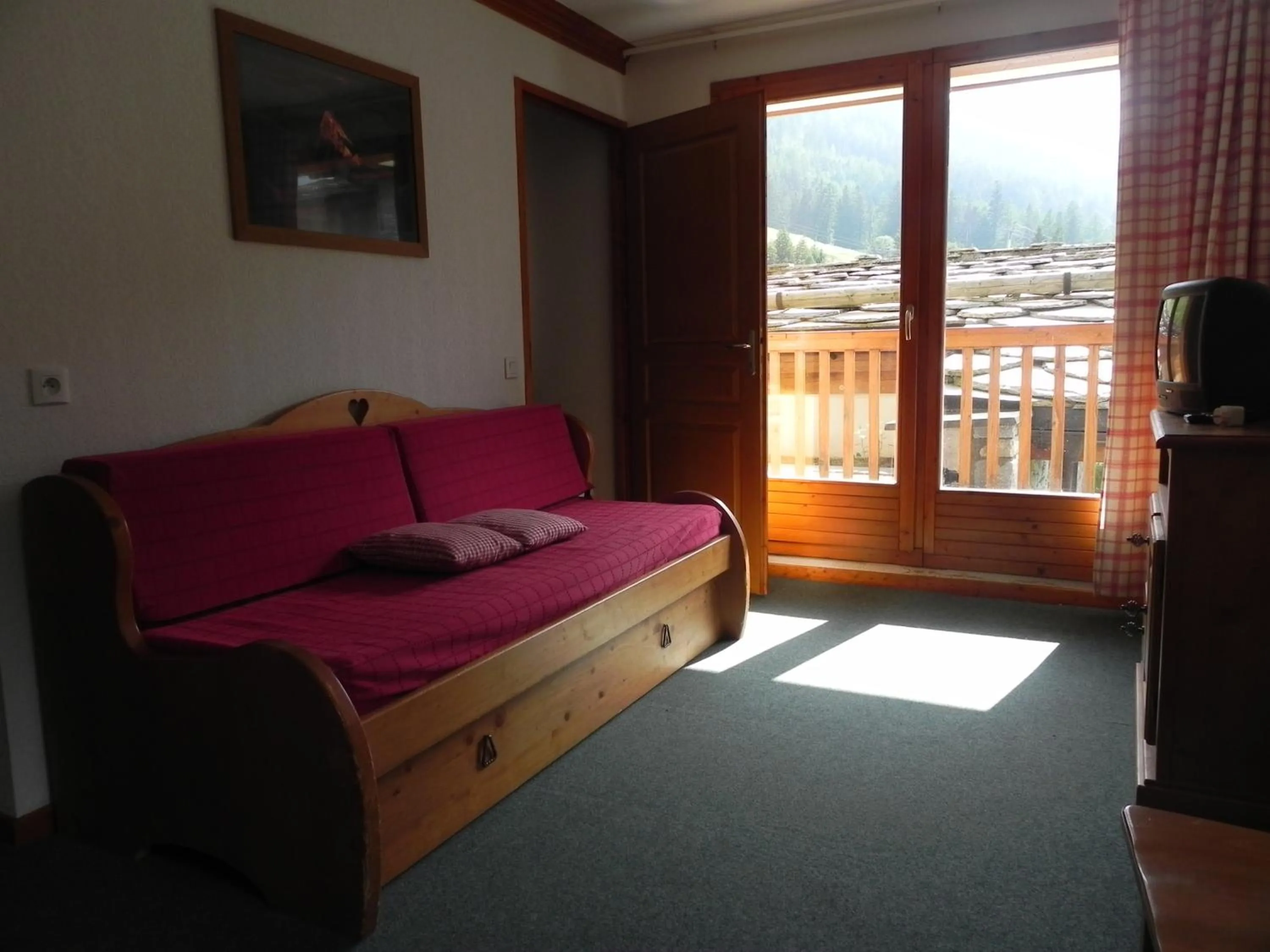 Living room, Bed in Lagrange Vacances Les Valmonts de Val Cenis