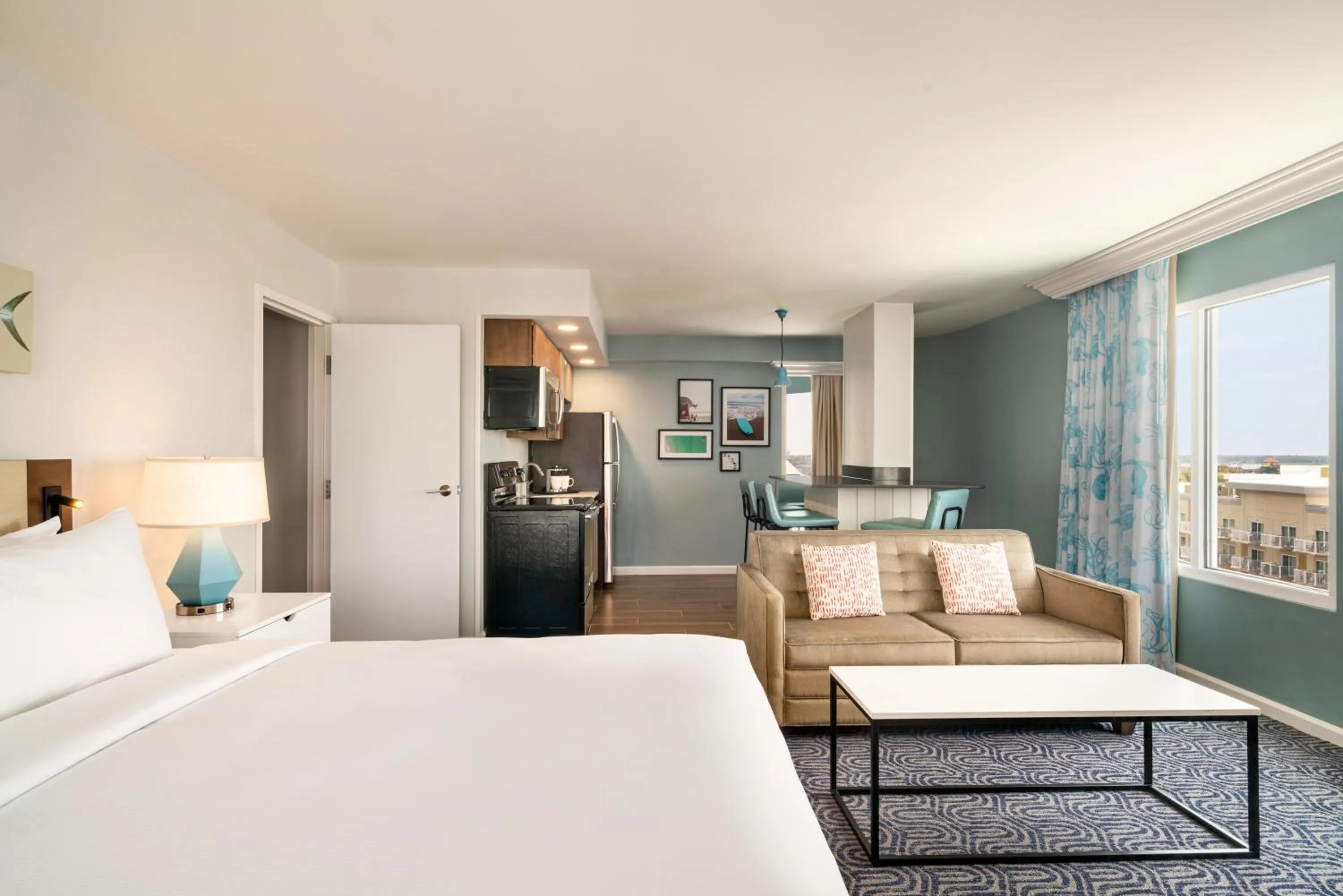 Kitchen or kitchenette, Bed in DoubleTree by Hilton Ocean City Oceanfront