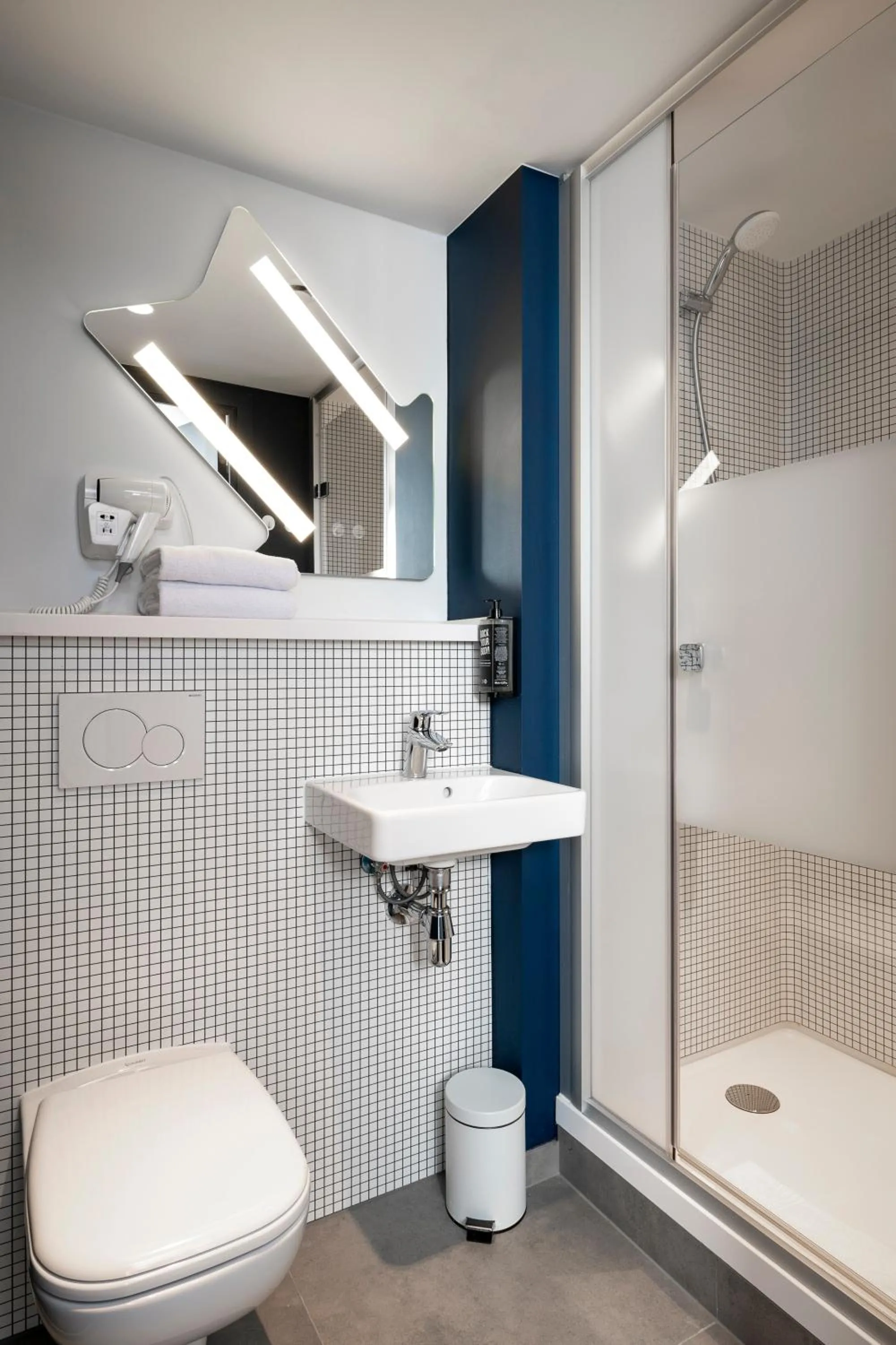 Shower in ibis budget Gent Centrum Dampoort