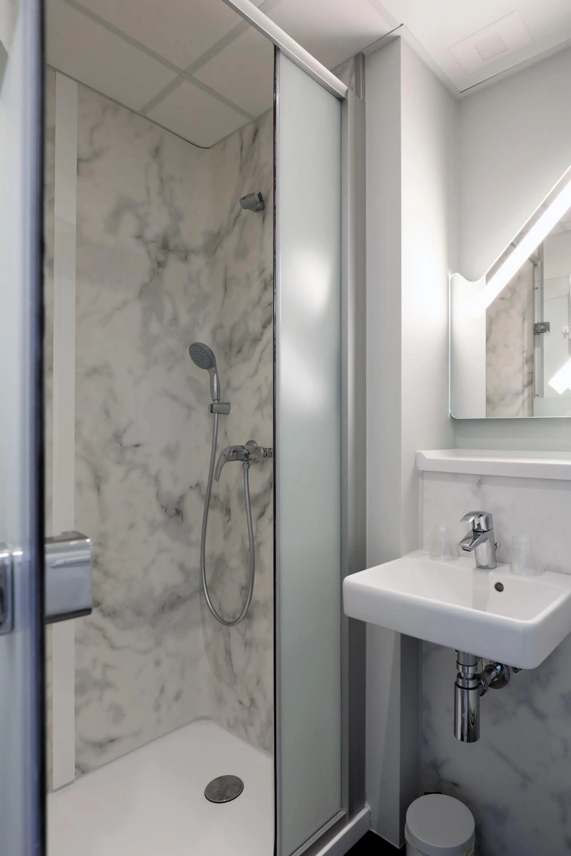 Shower in ibis budget Gent Centrum Dampoort