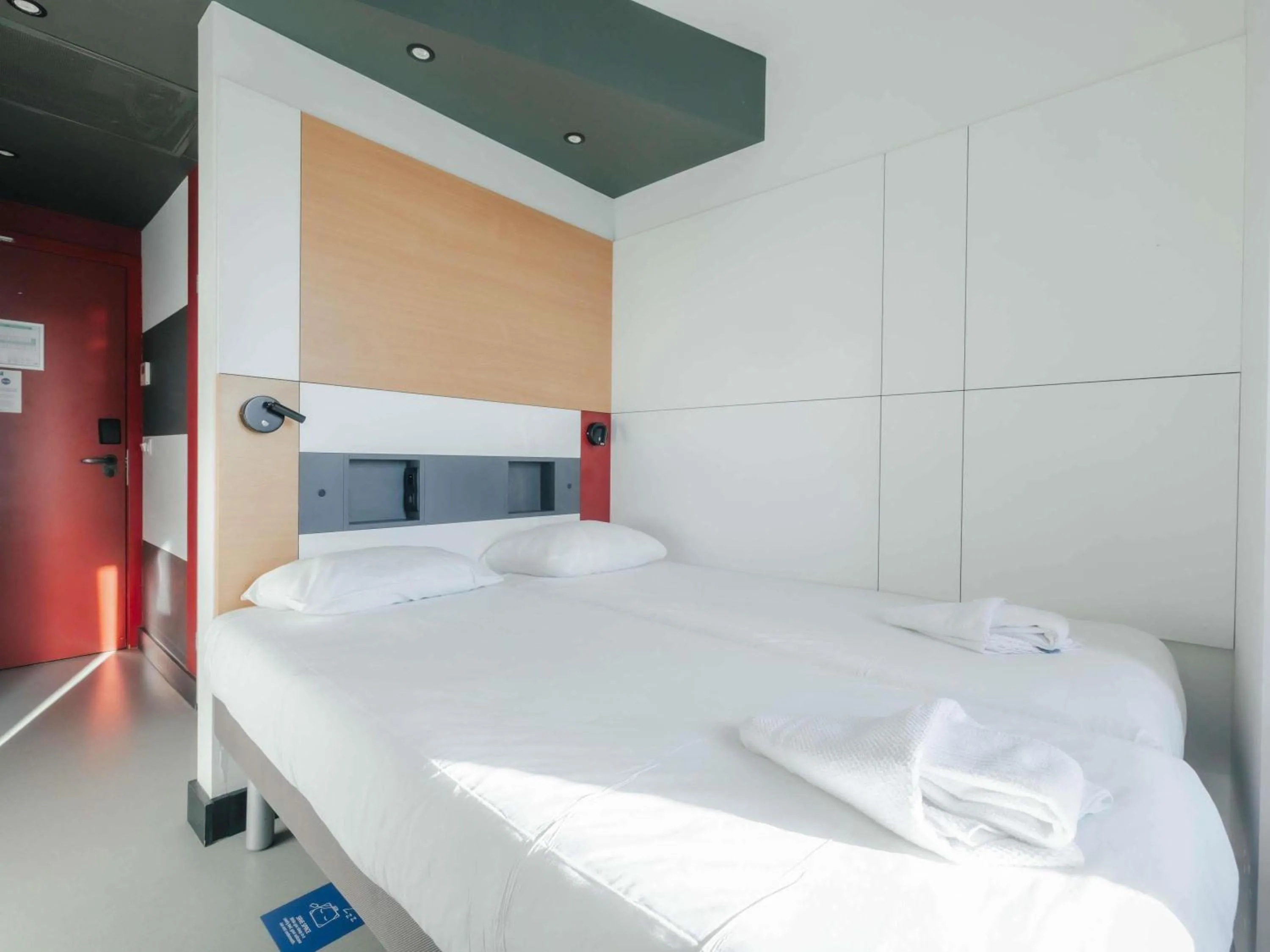 Bedroom, Bed in ibis budget Brugge Jabbeke