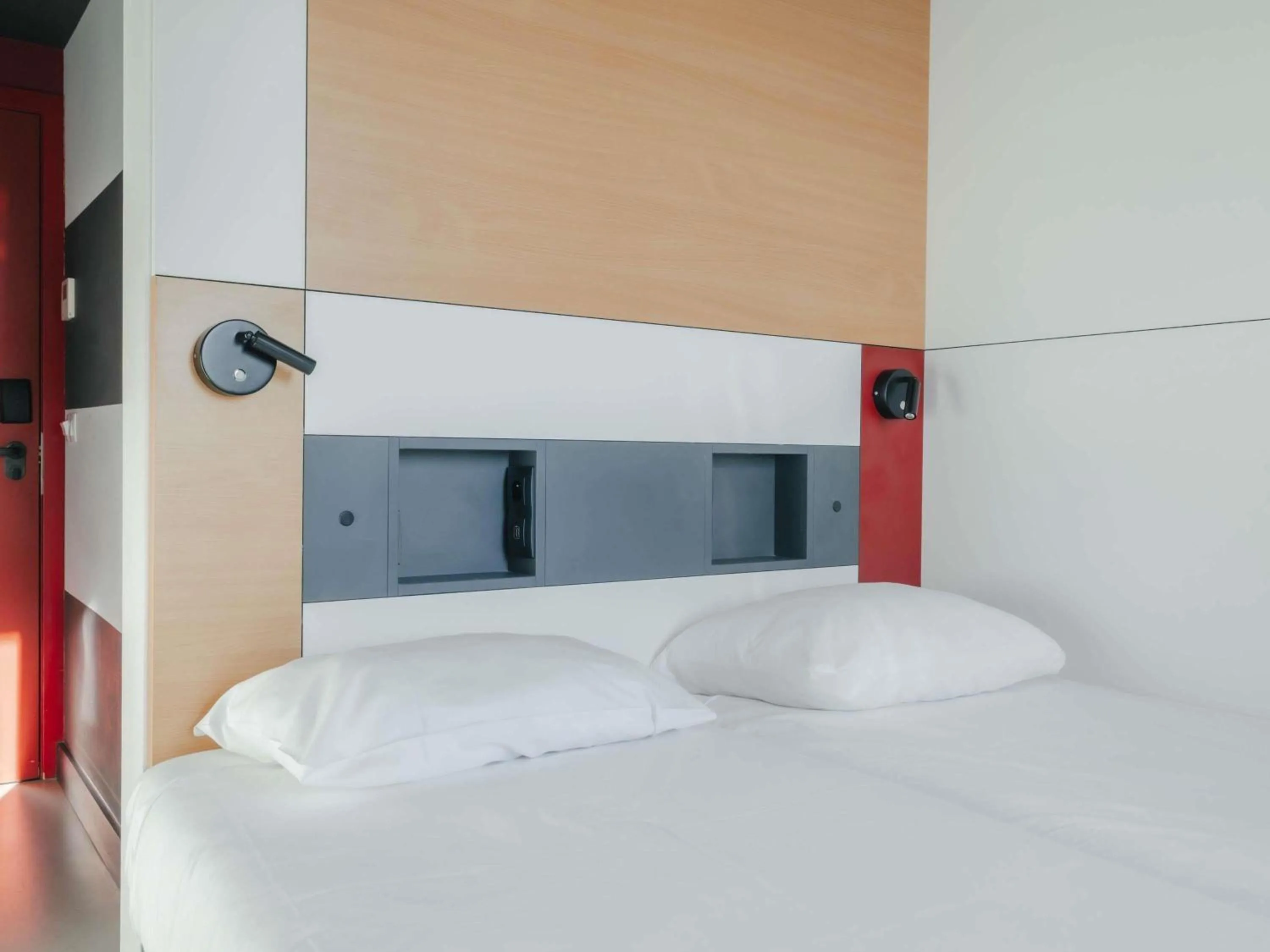 Bedroom, Bed in ibis budget Brugge Jabbeke