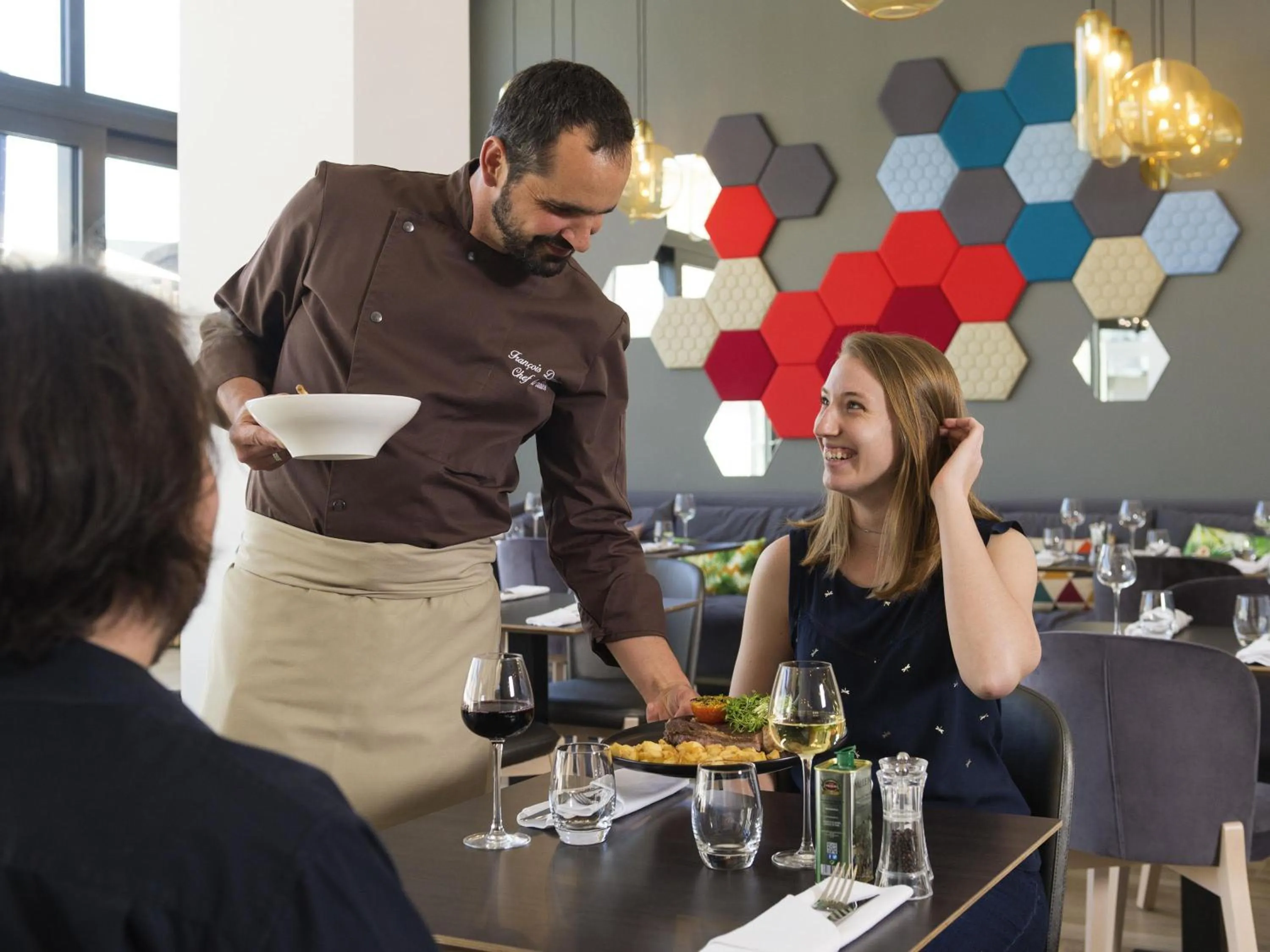 Restaurant/places to eat in Novotel Charleroi Centre