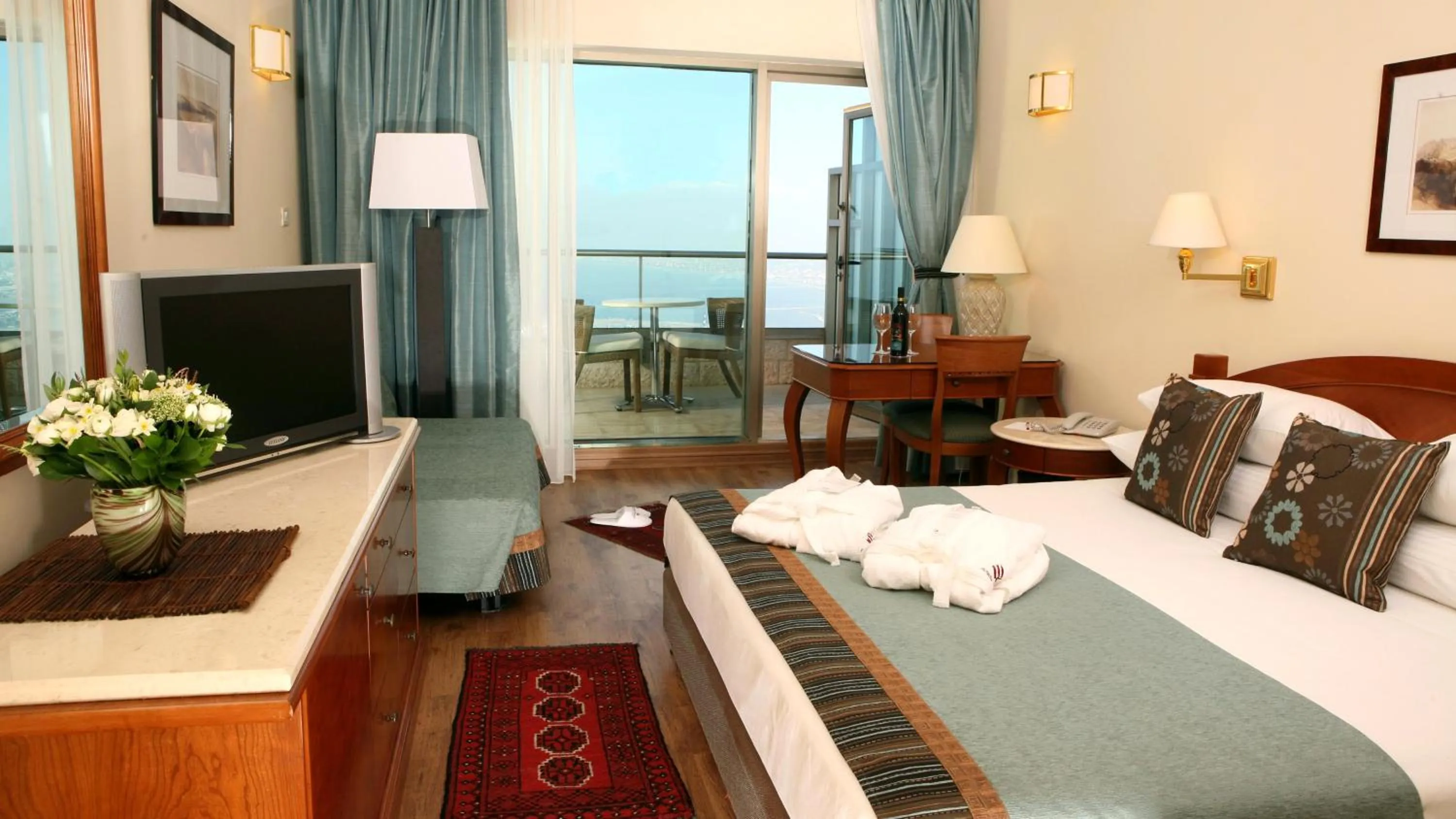 Balcony/Terrace, Bed in Crowne Plaza Haifa by IHG