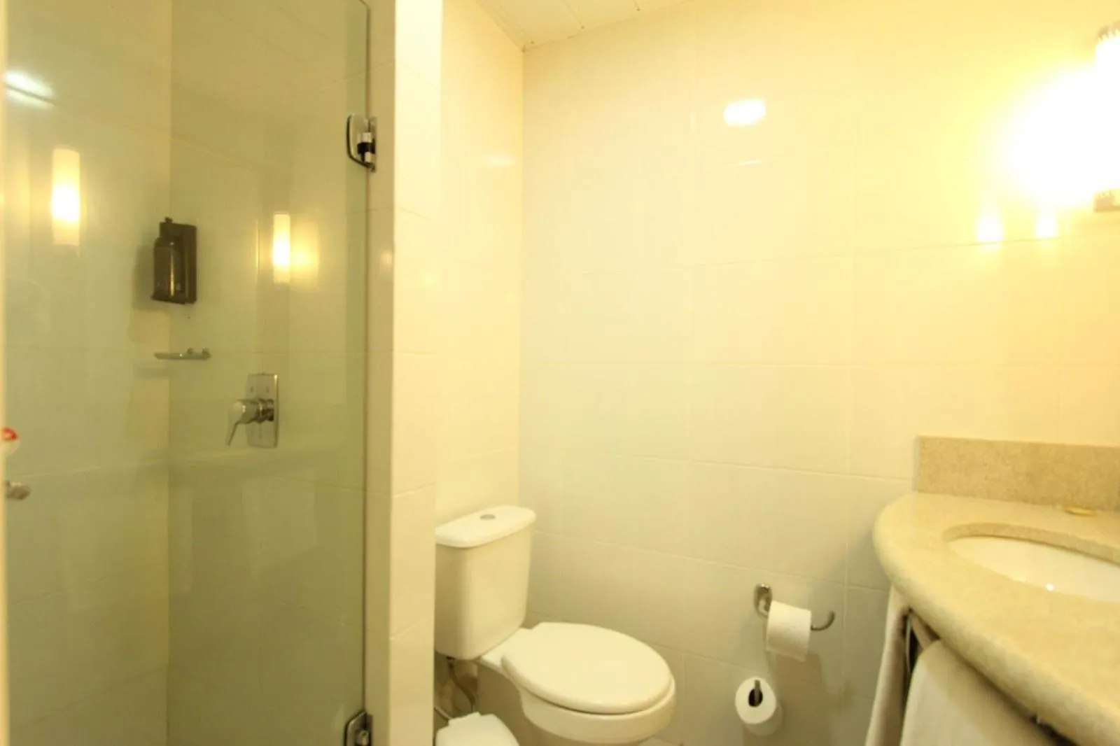 Bathroom in Ajax Hoteis