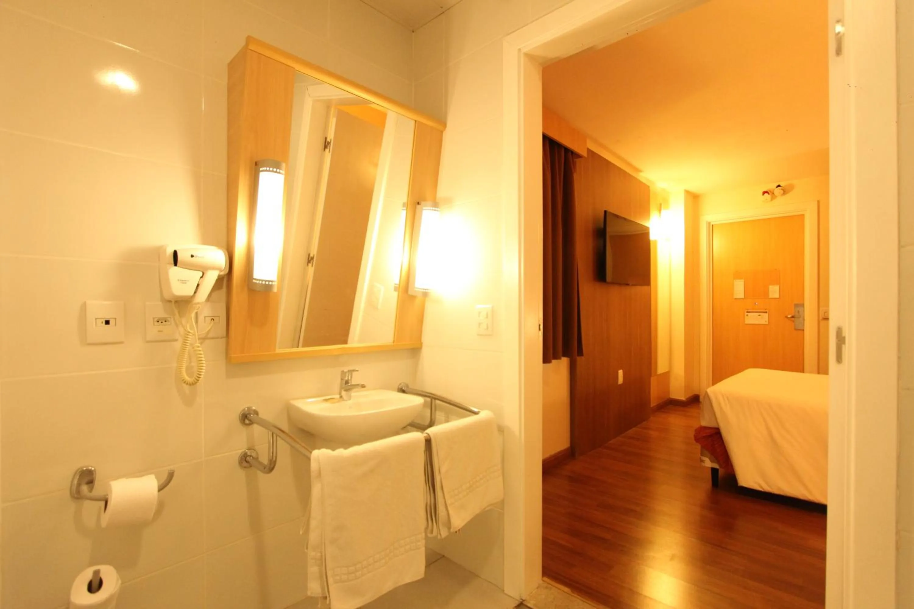 Bathroom, Bed in Ajax Hoteis