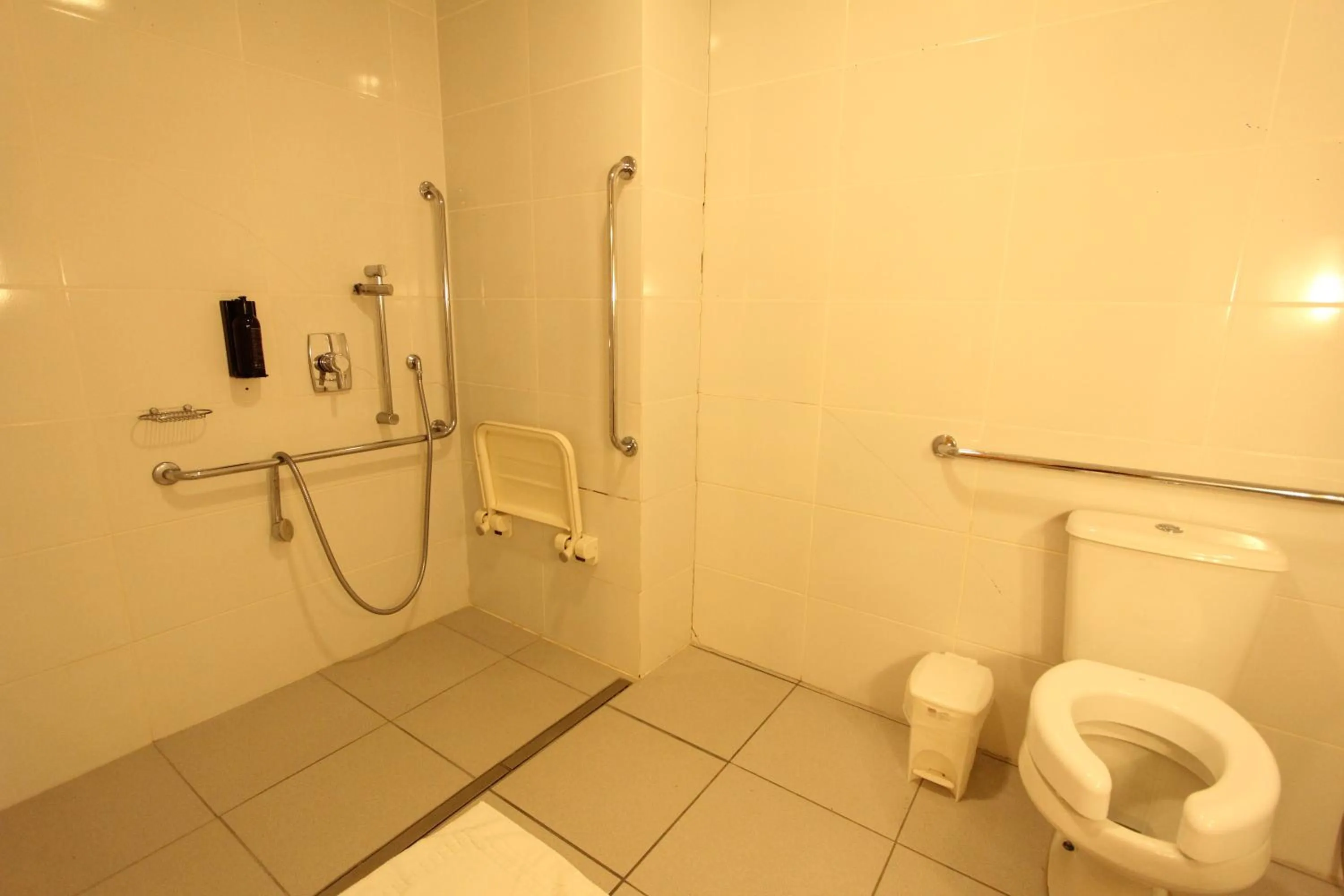 Bathroom in Ajax Hoteis