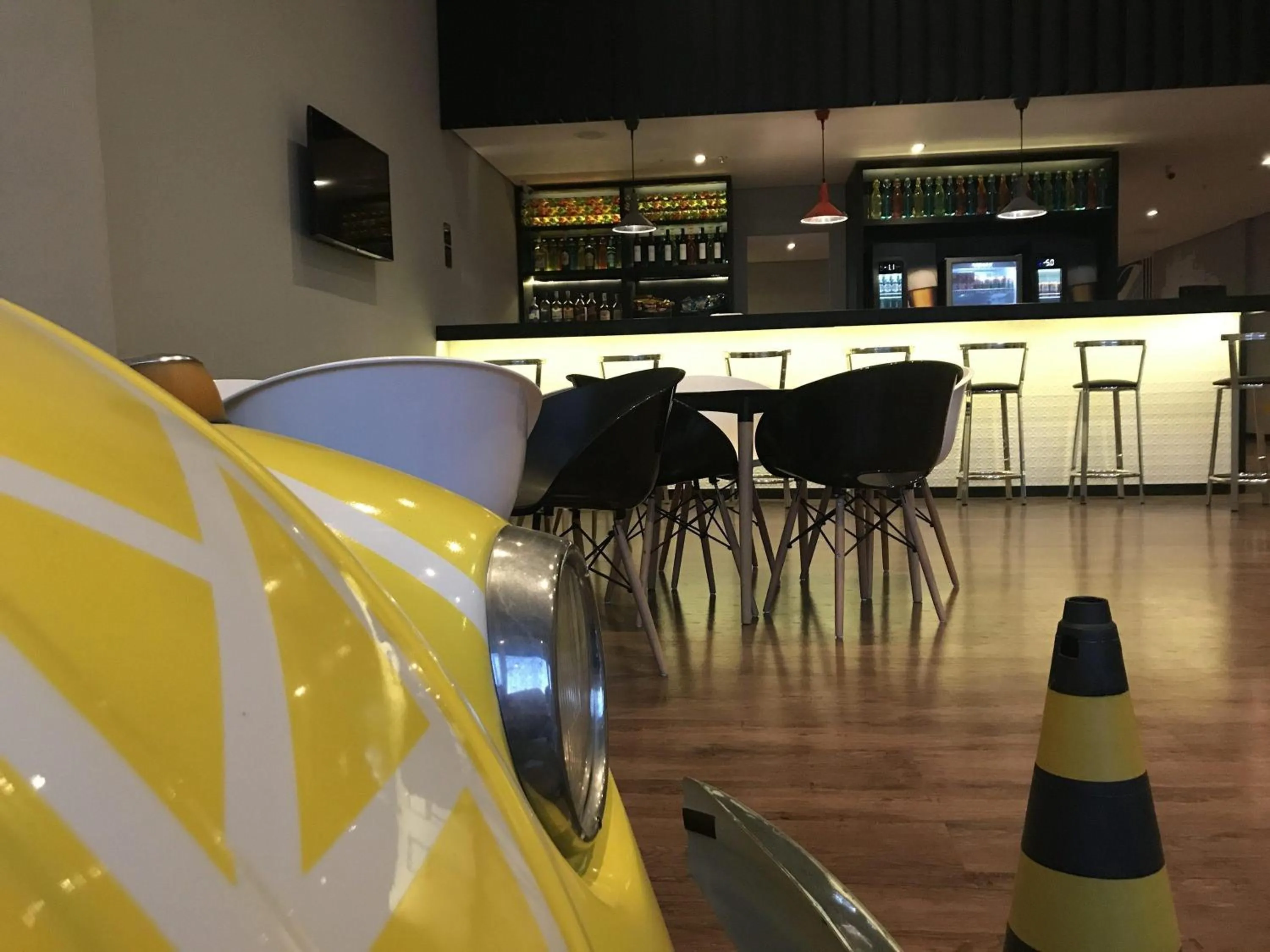 Lounge or bar in ibis Styles Três Rios