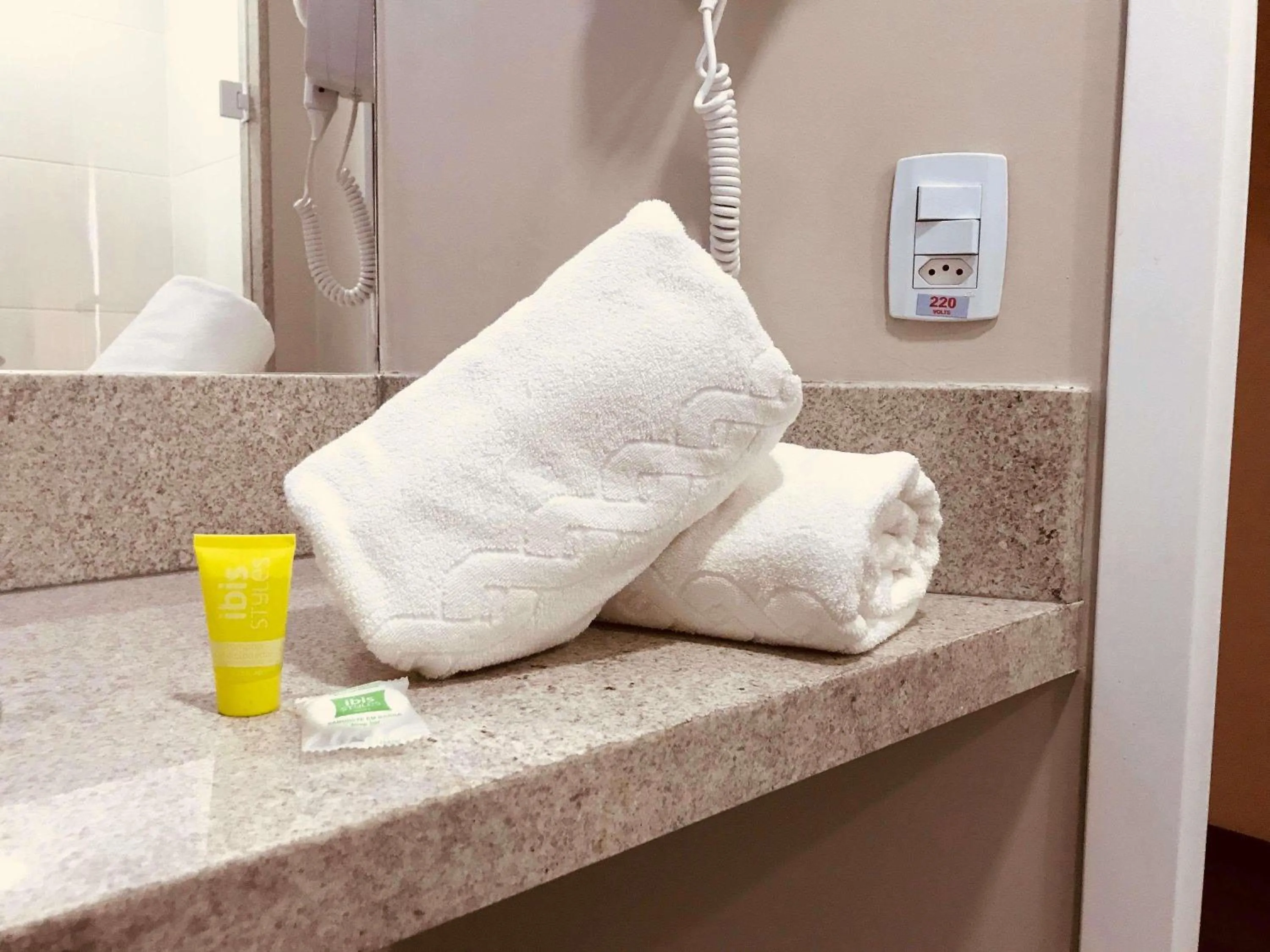 Bedroom in ibis Styles Três Rios