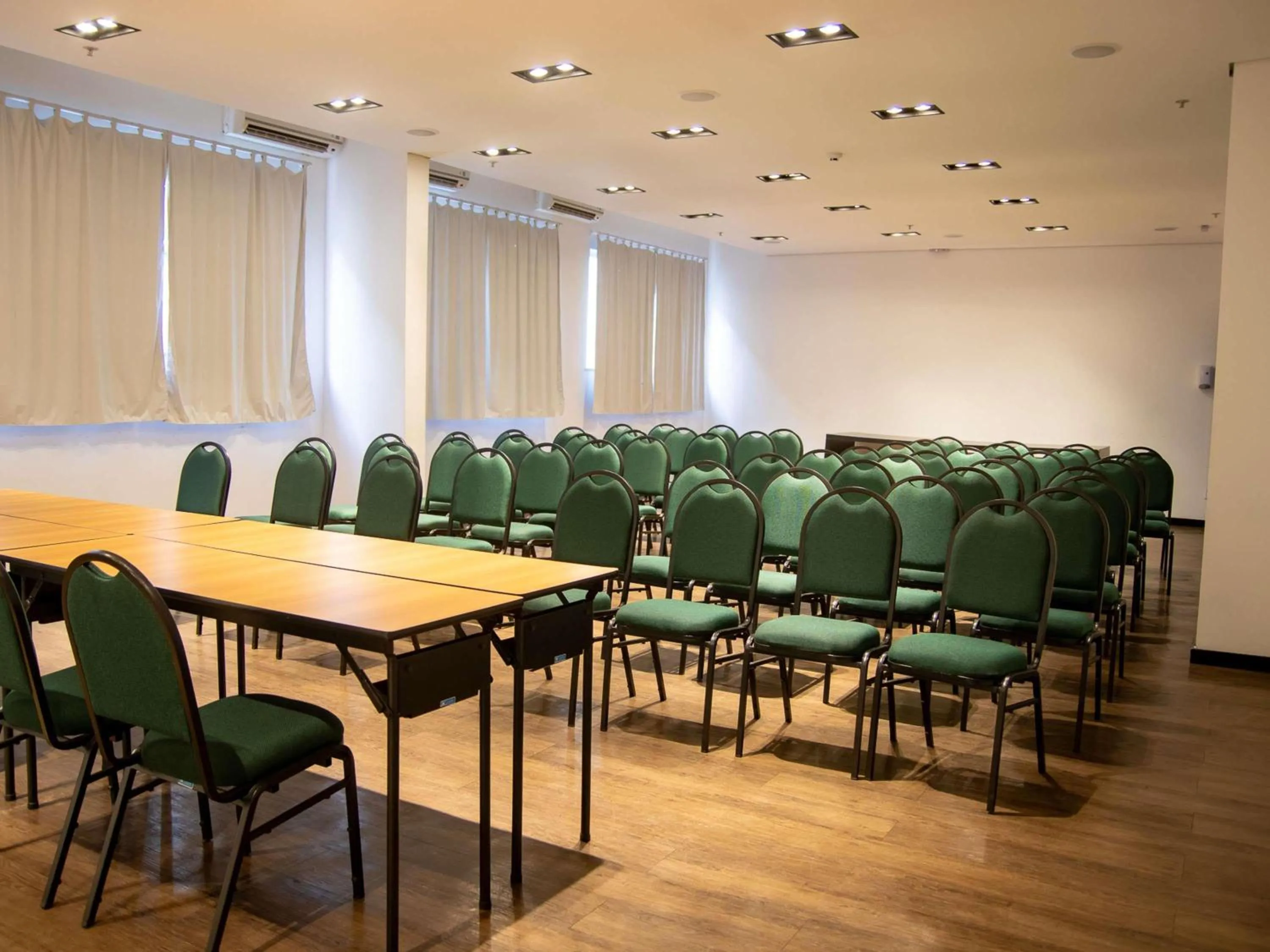 Meeting/conference room in ibis Styles Três Rios