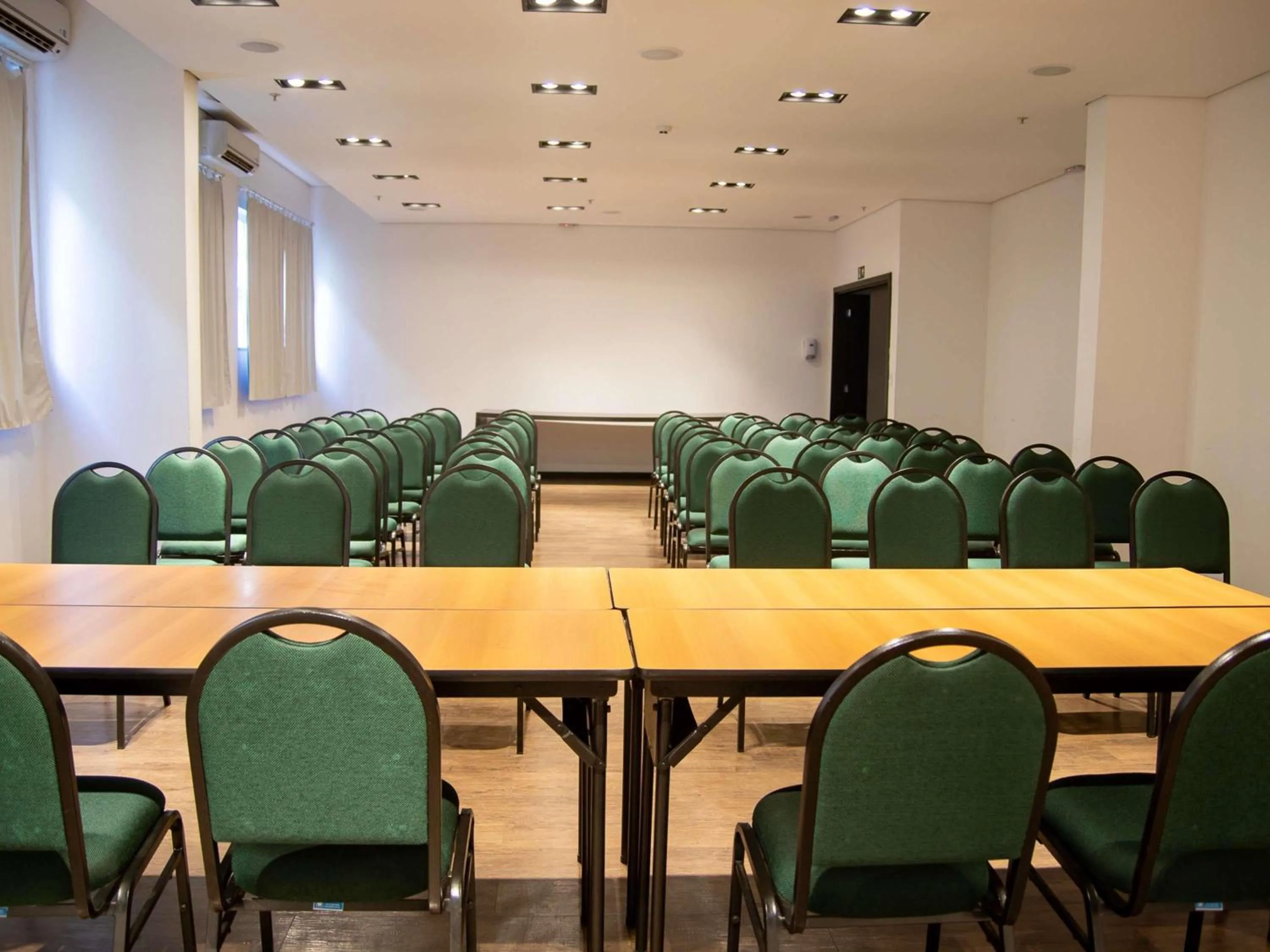 Meeting/conference room in ibis Styles Três Rios