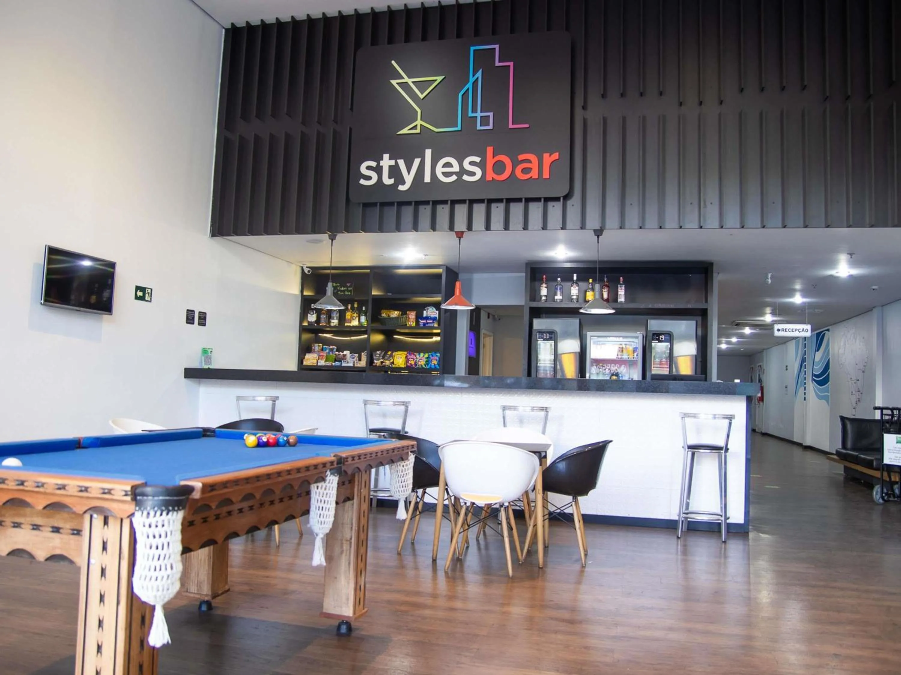 Lounge or bar in ibis Styles Três Rios