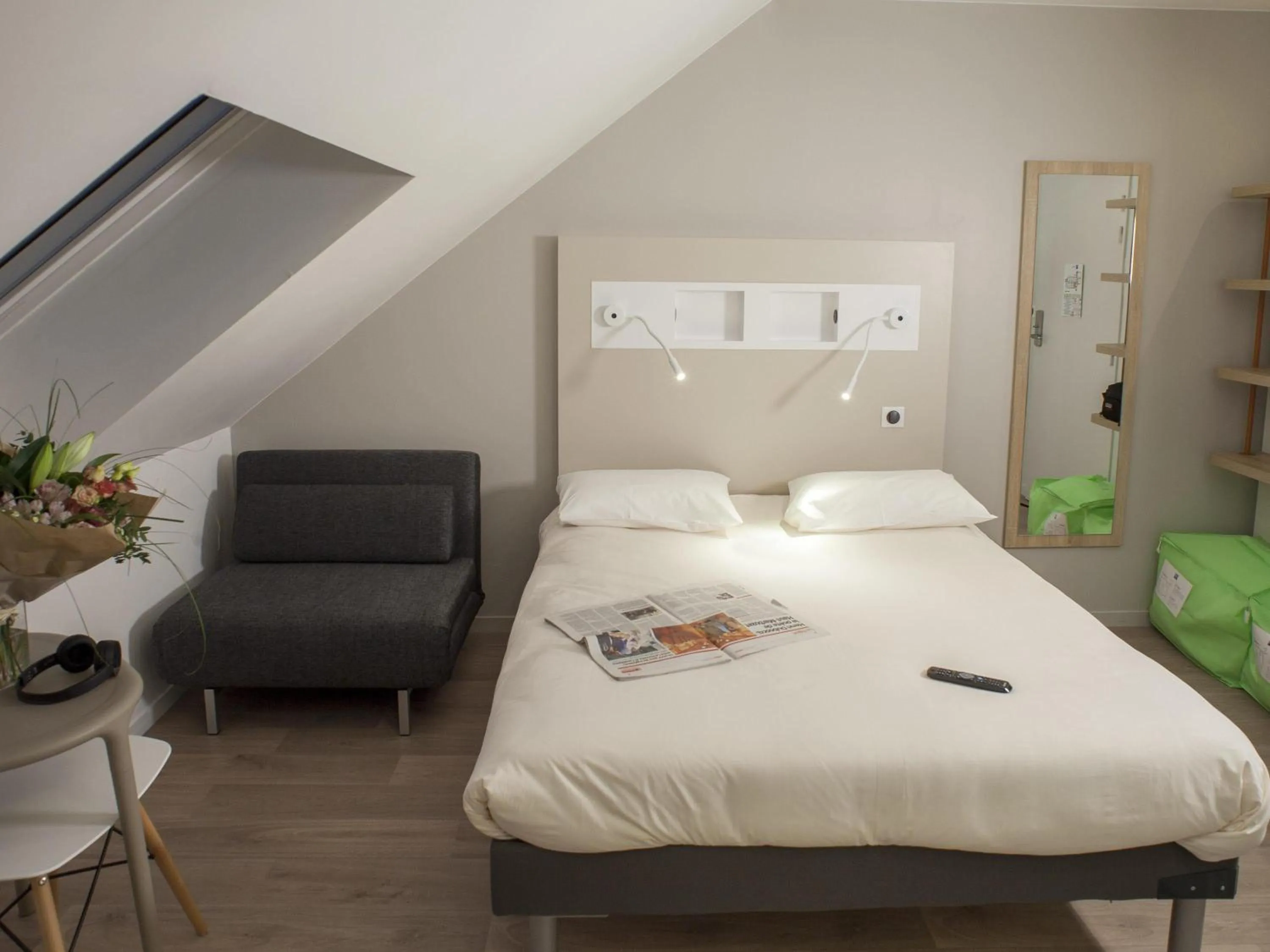 Bedroom, Bed in ibis budget Bordeaux Est Lormont