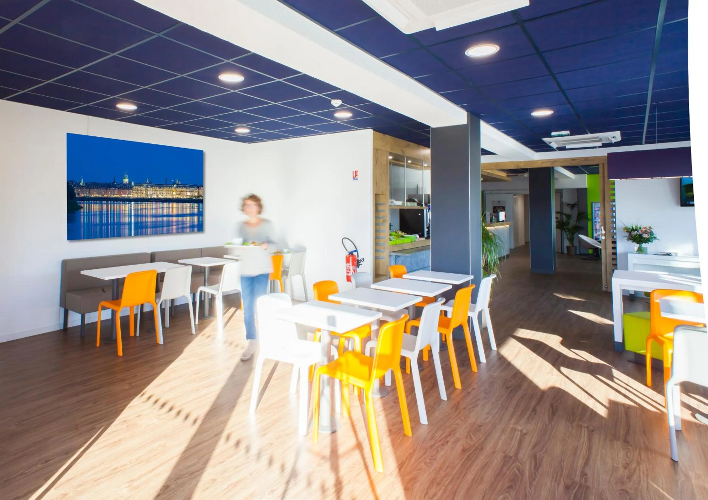 Dining area in ibis budget Bordeaux Est Lormont