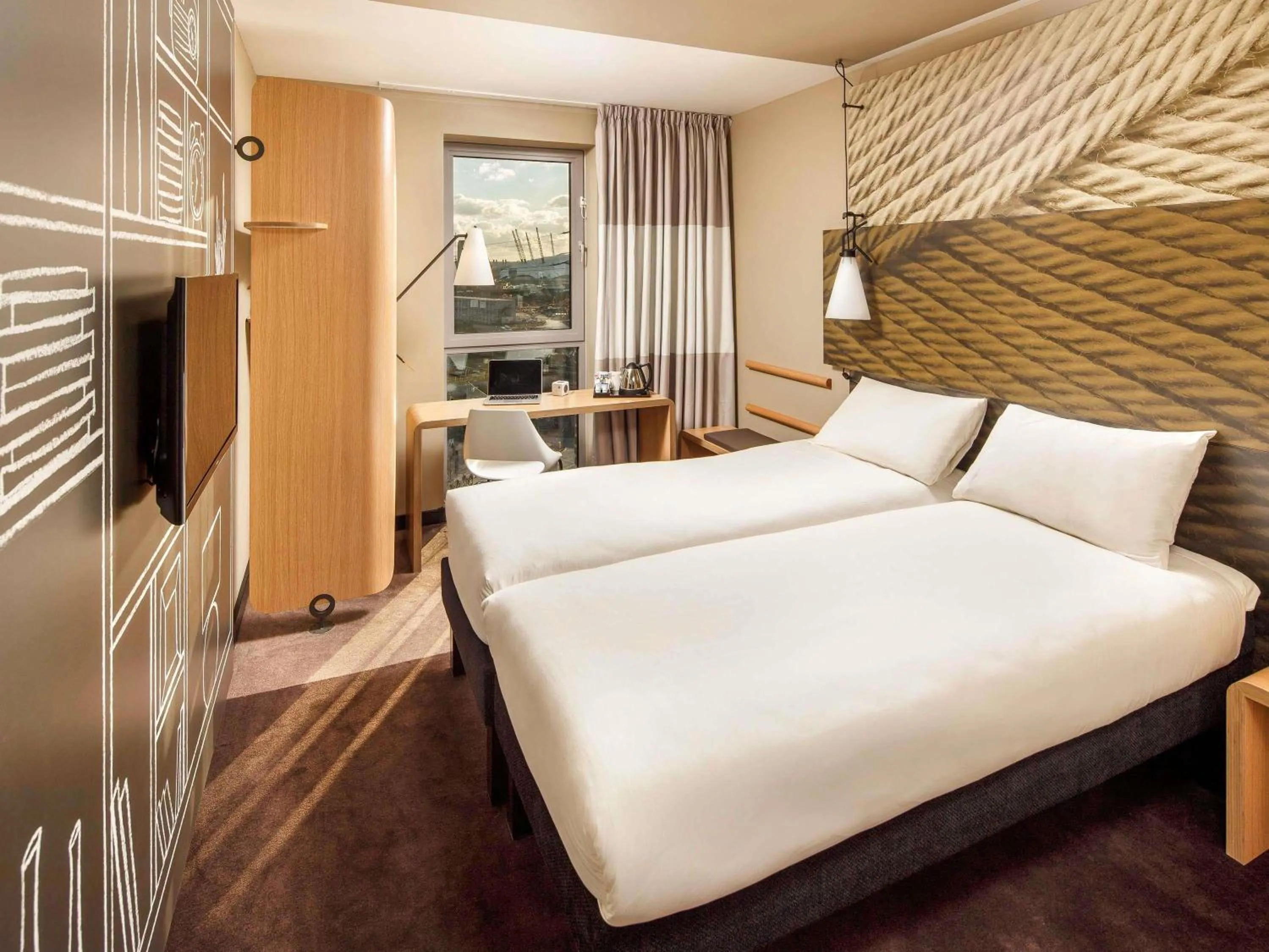 Bedroom, Bed in ibis London Canning Town