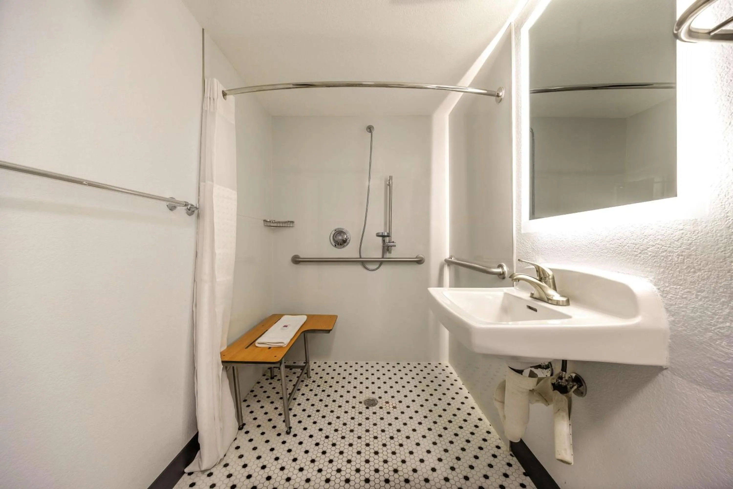 Bathroom in Motel 6 Fort Worth, TX East