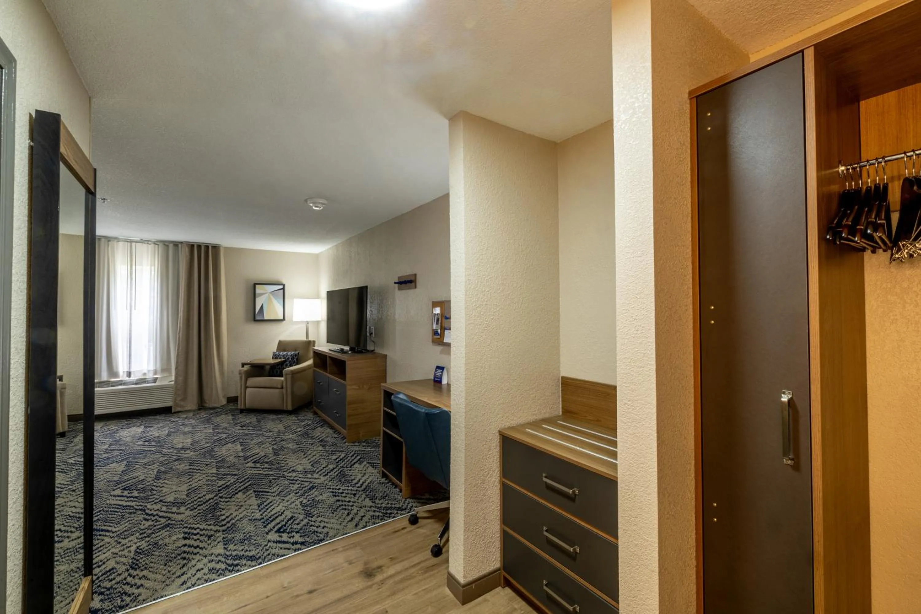 TV and multimedia, Bed in Candlewood Suites Wichita Northwest by IHG