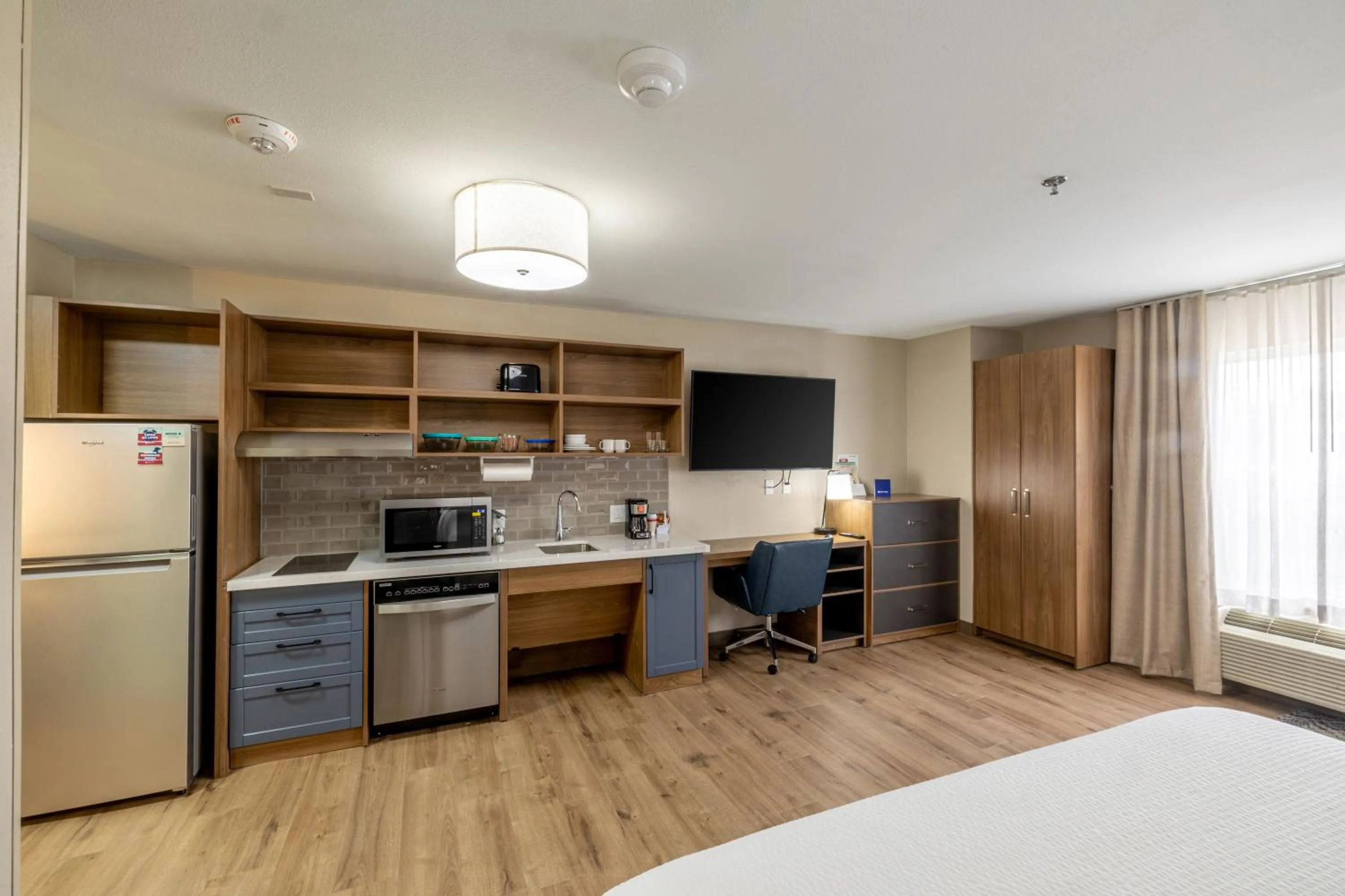 Kitchen or kitchenette, Bed in Candlewood Suites Wichita Northwest by IHG