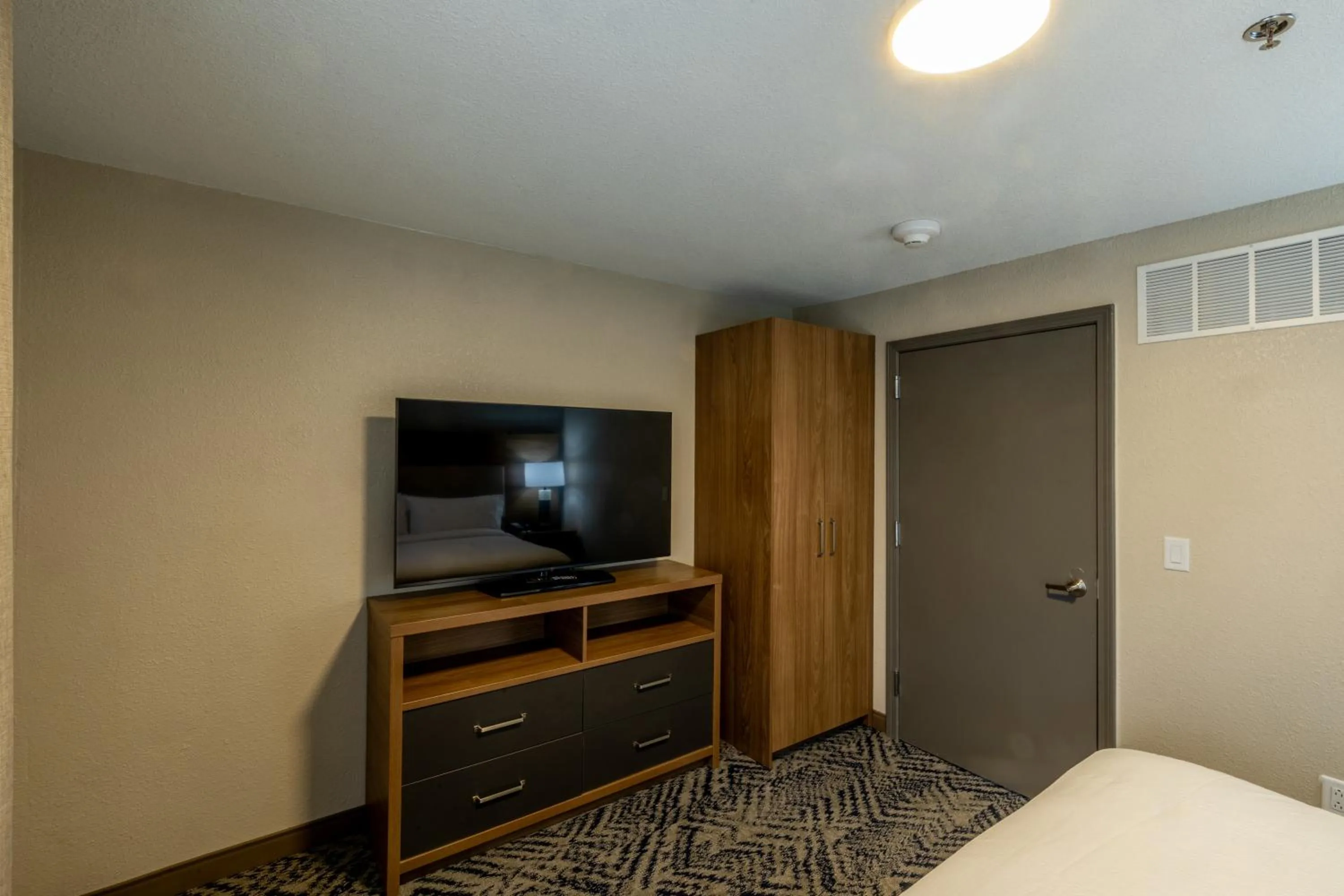 TV and multimedia, Bed in Candlewood Suites Wichita Northwest by IHG