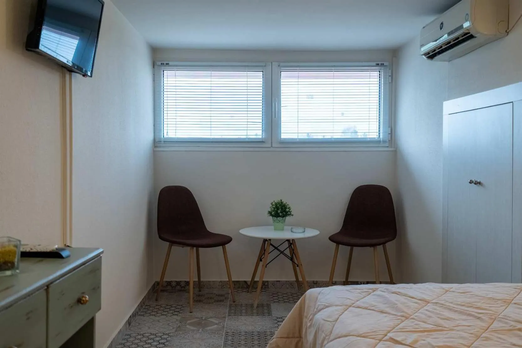 Bed in Olympus View Rooms Sauna & Spa