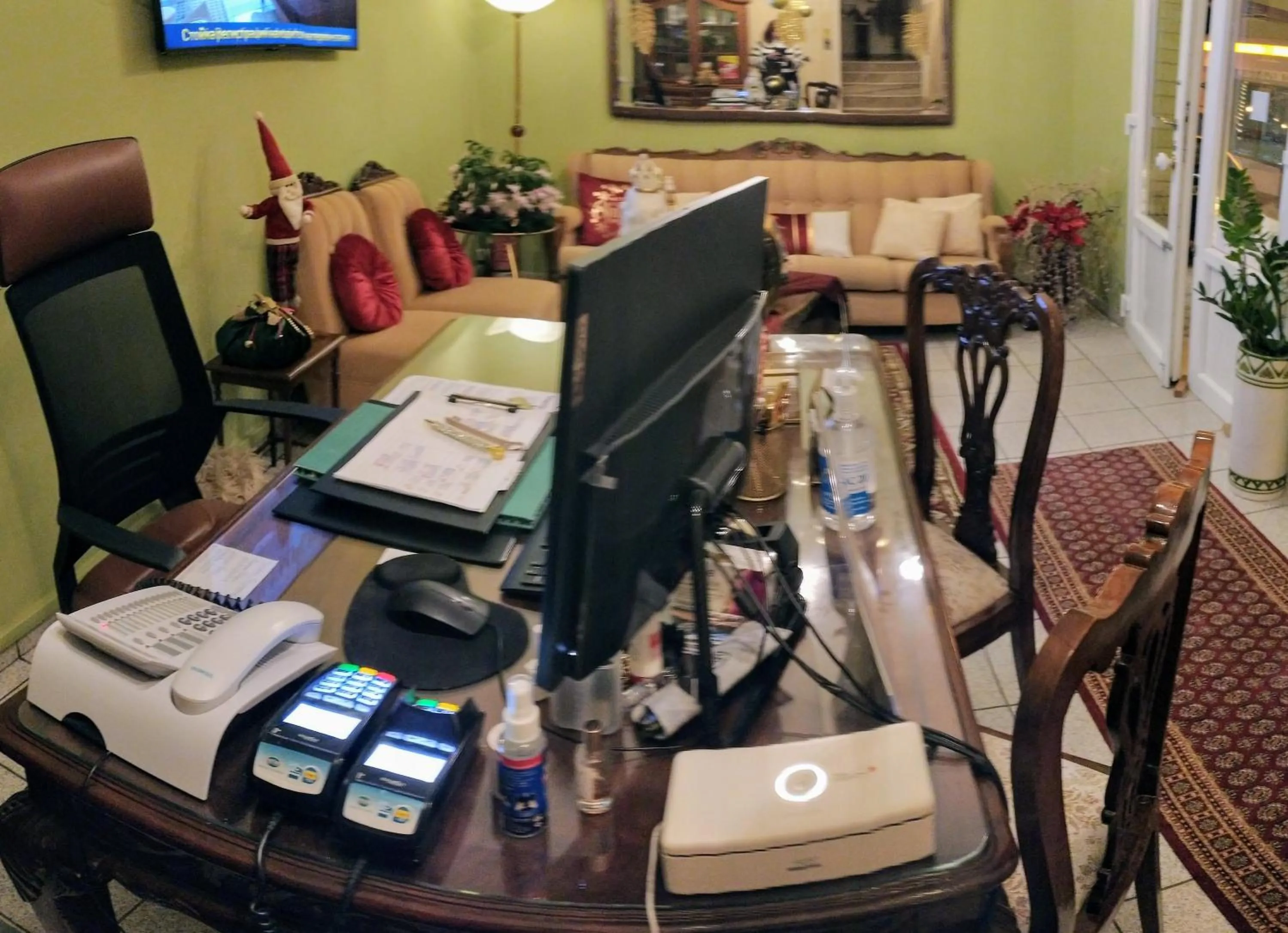 Lobby or reception in Olympus View Rooms Sauna & Spa