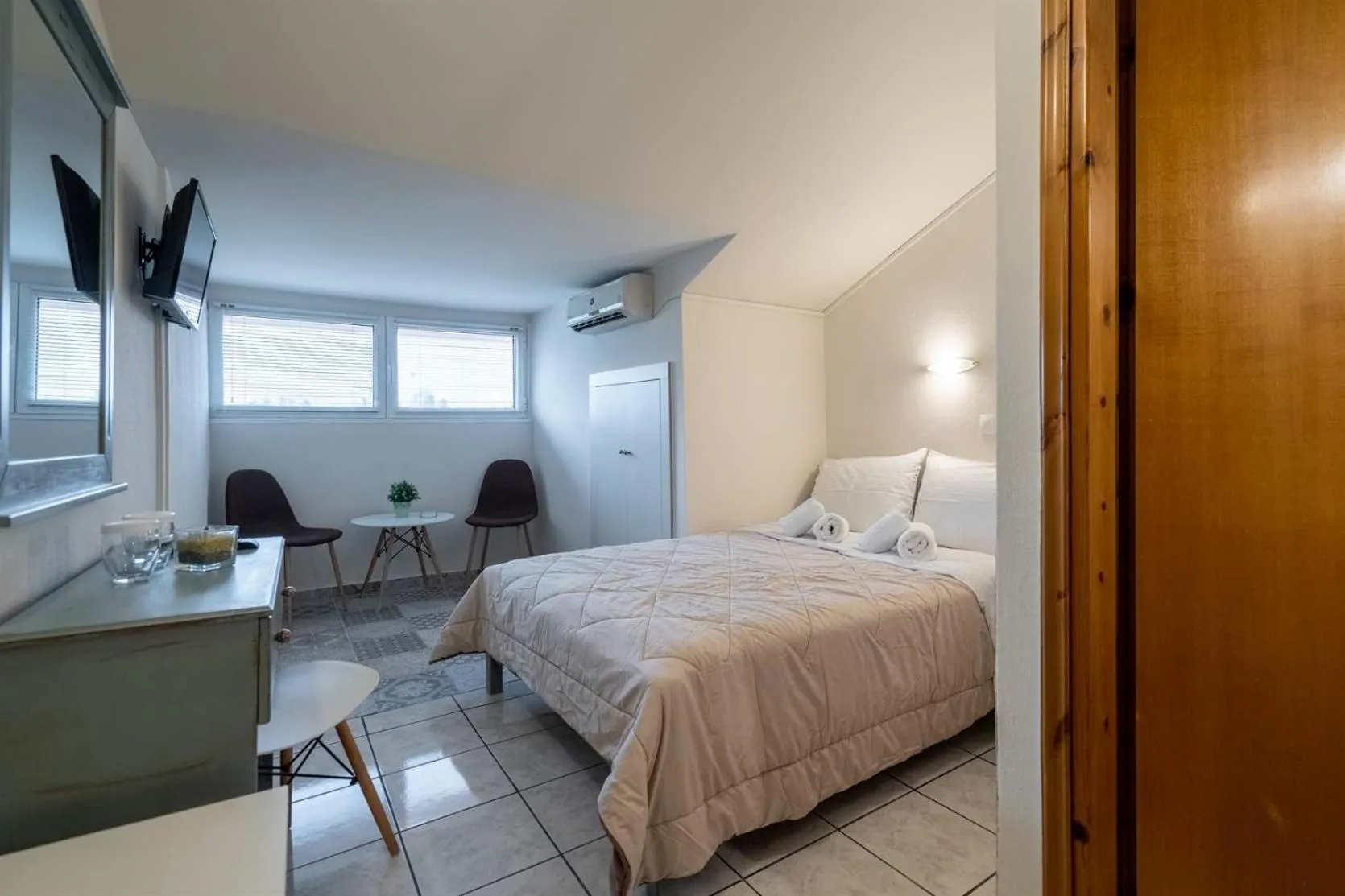 Bed in Olympus View Rooms Sauna & Spa