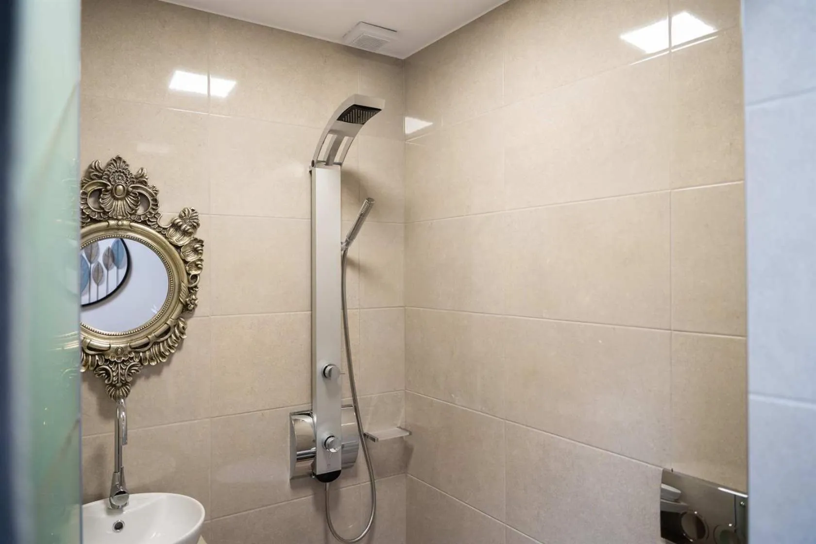 Shower in Olympus View Rooms Sauna & Spa