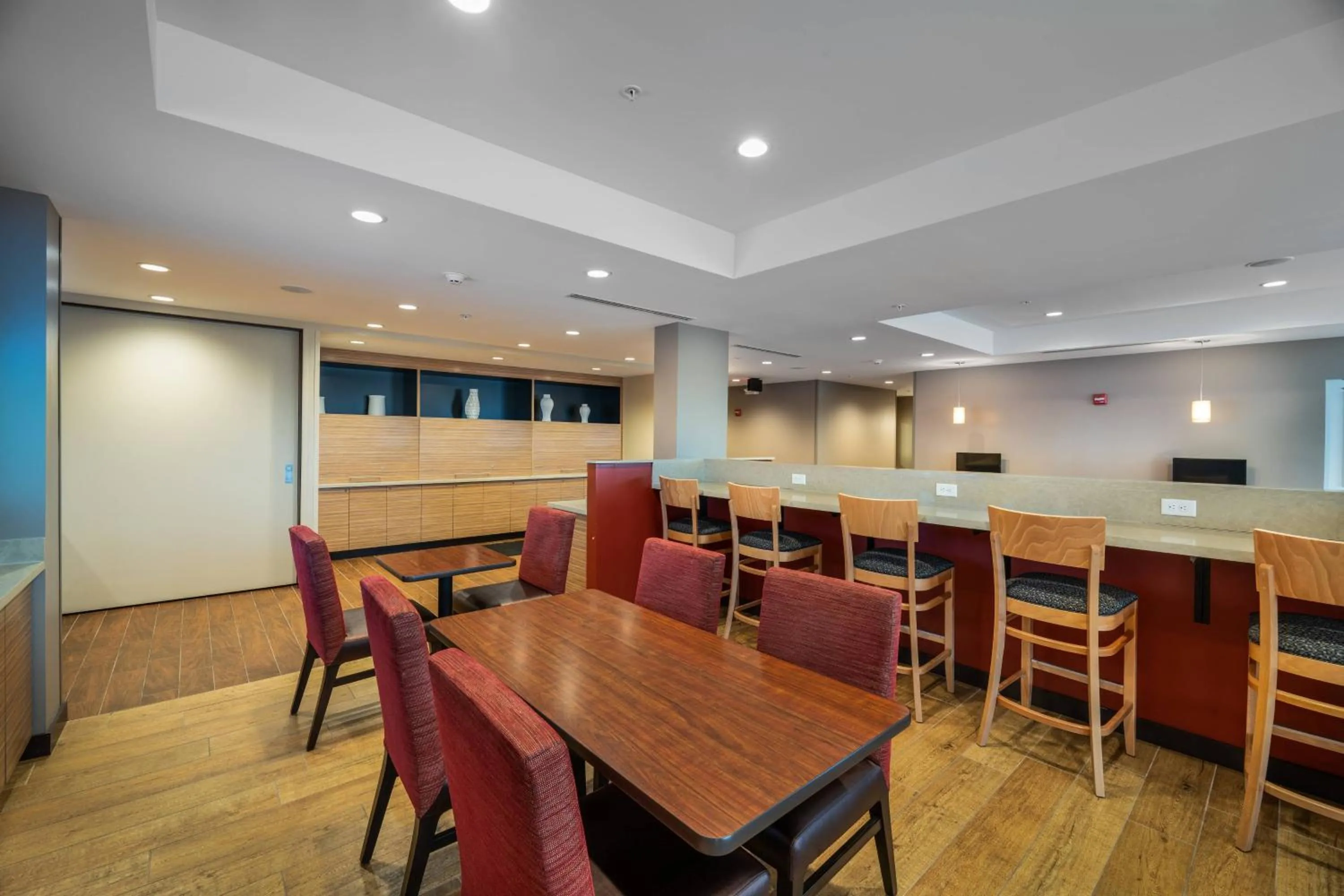 Restaurant/places to eat in TownePlace Suites by Marriott Milwaukee Oak Creek