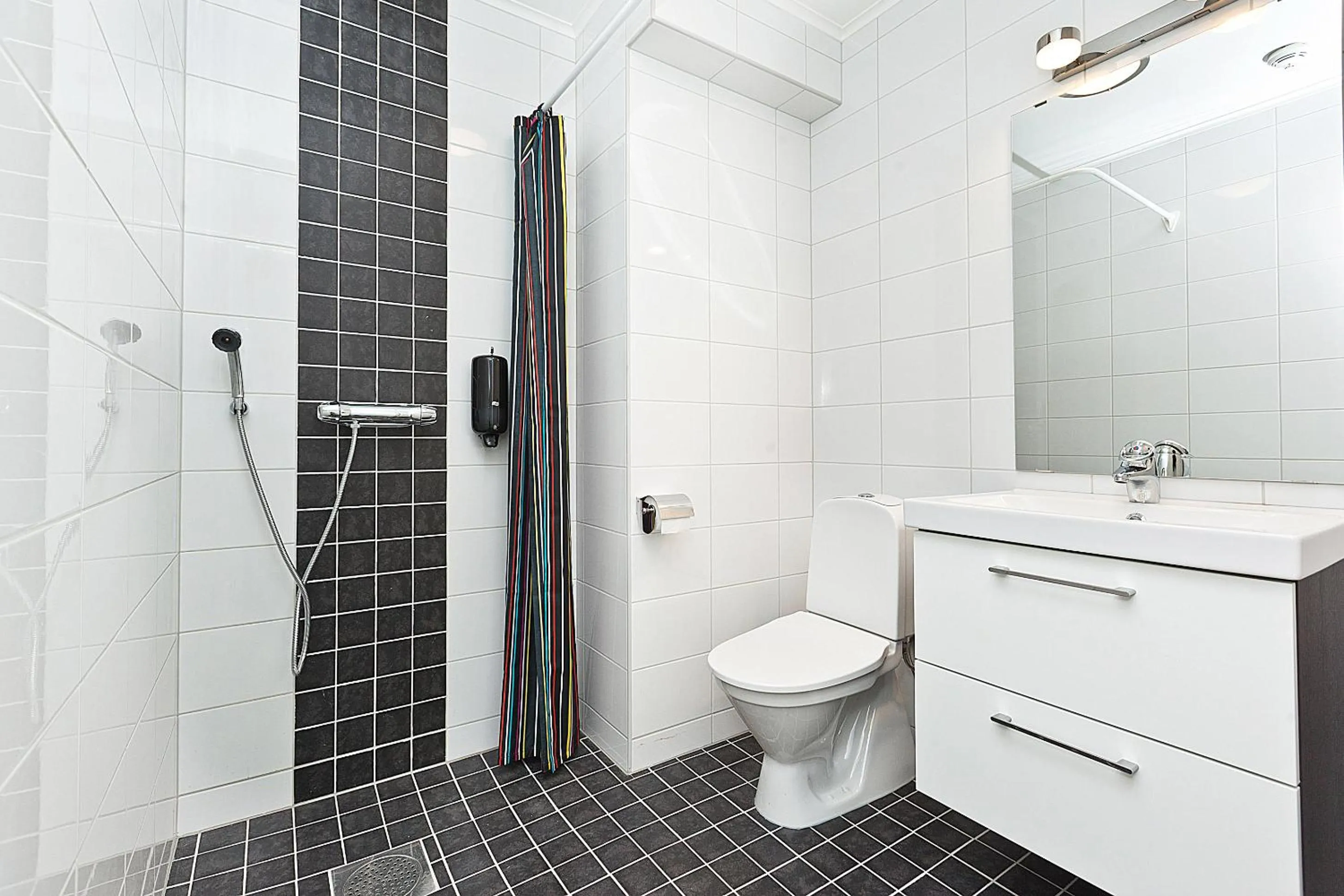 Bathroom in EttSmart Hotell