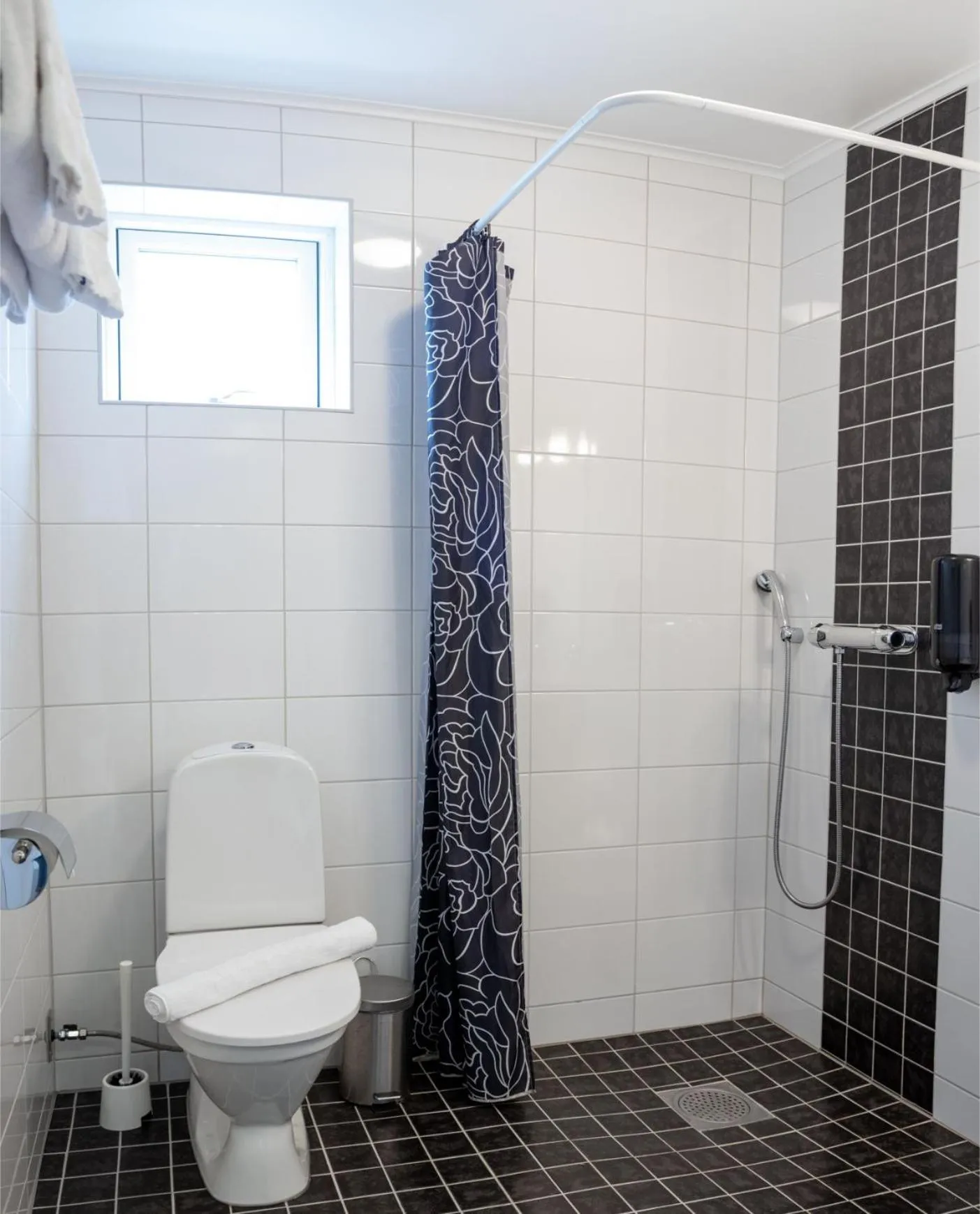 Bathroom in EttSmart Hotell