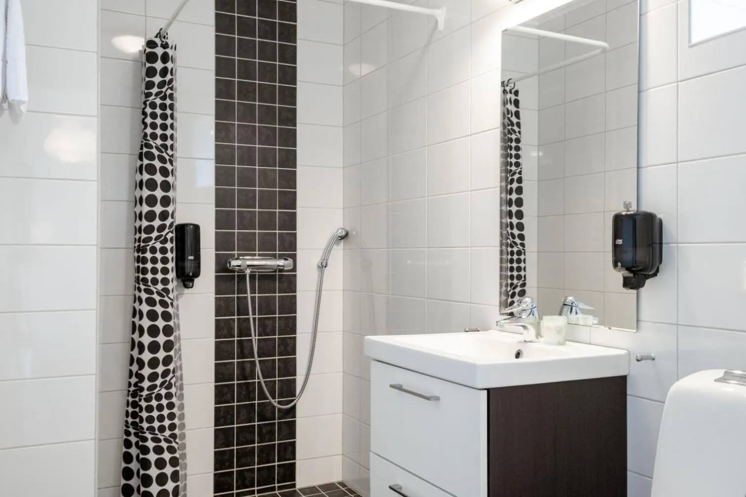 Bathroom in EttSmart Hotell