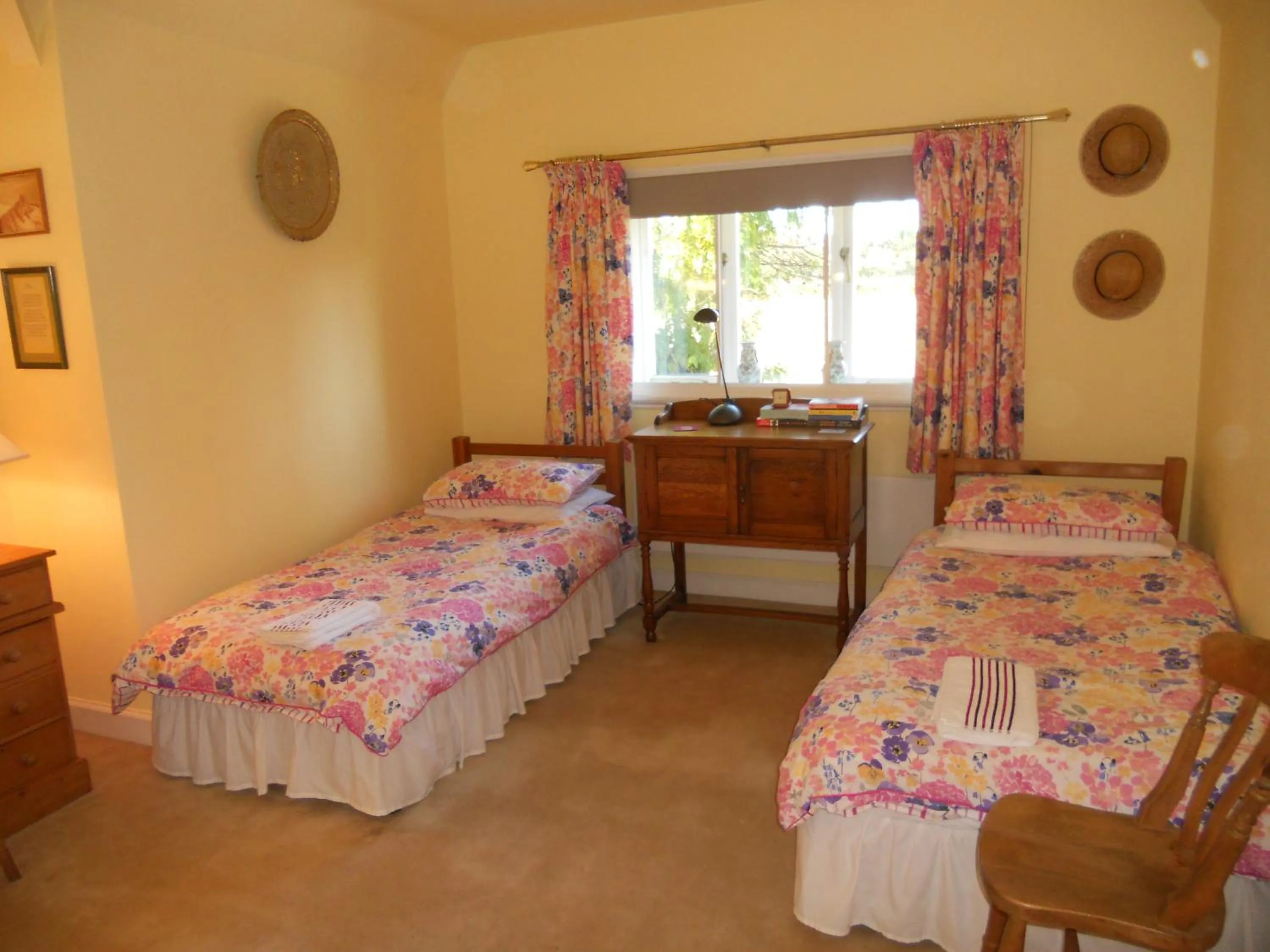 Bed in Mayertorne Cottage