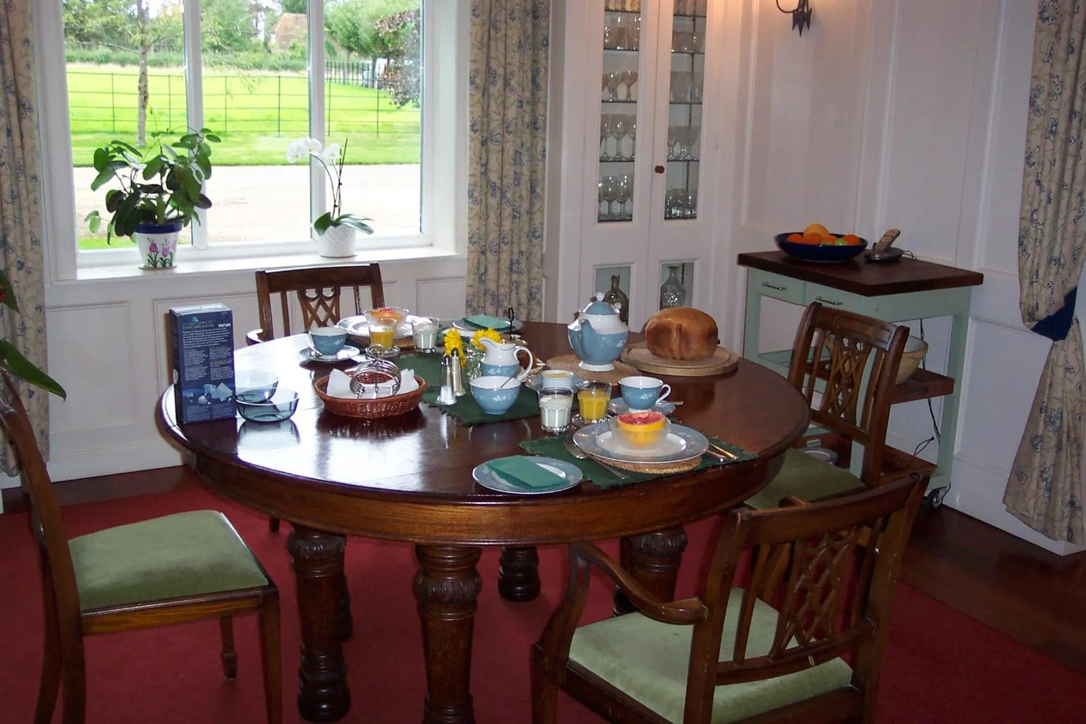 Breakfast in Mayertorne Cottage