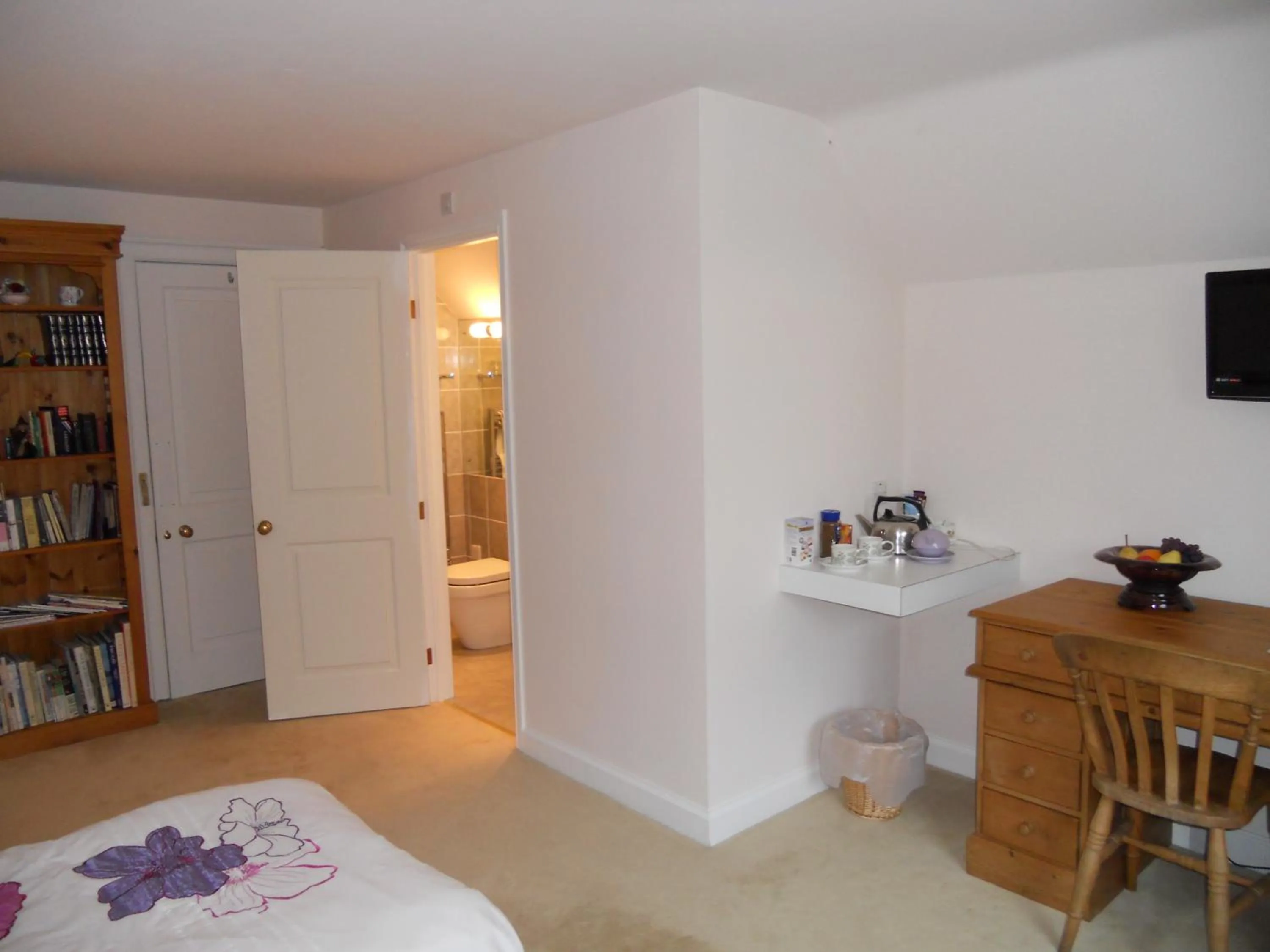 Photo of the whole room in Mayertorne Cottage