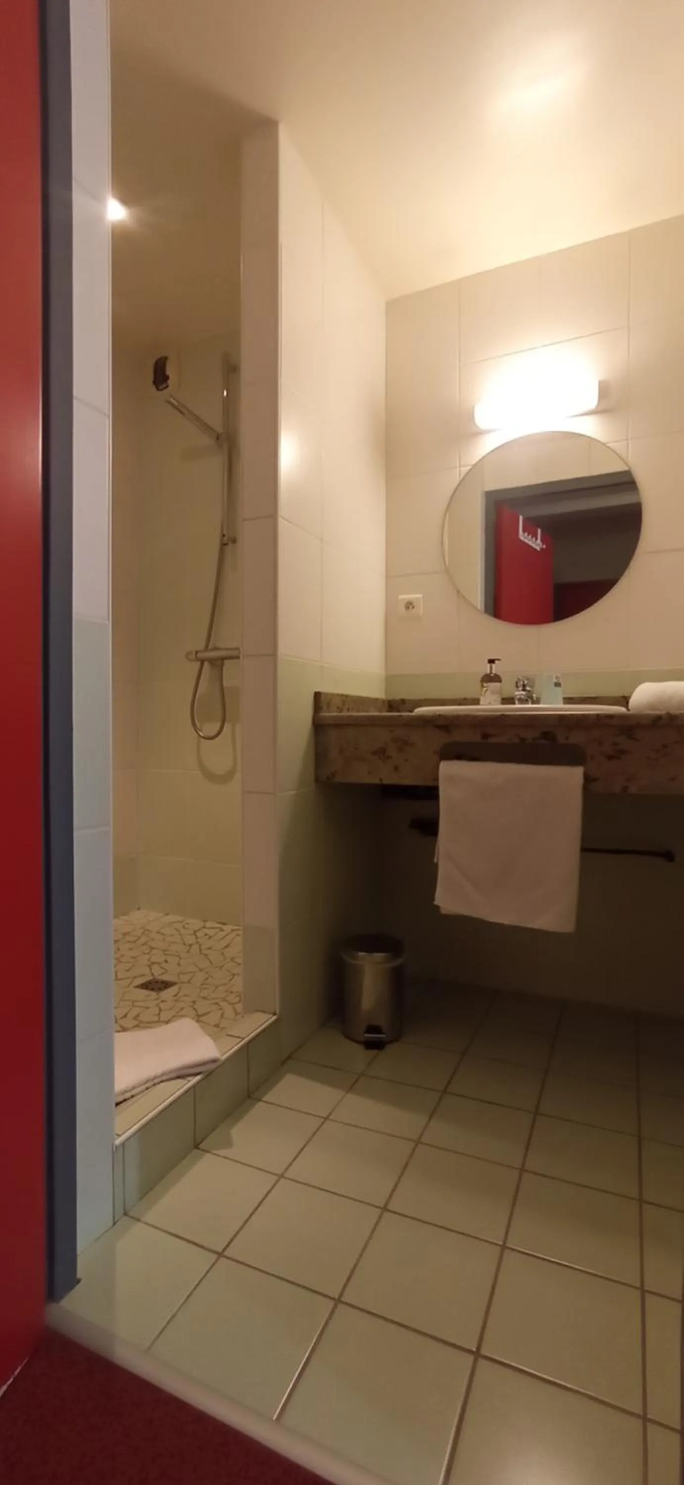 Bathroom in Logis Hotel Restaurant Le Cygne