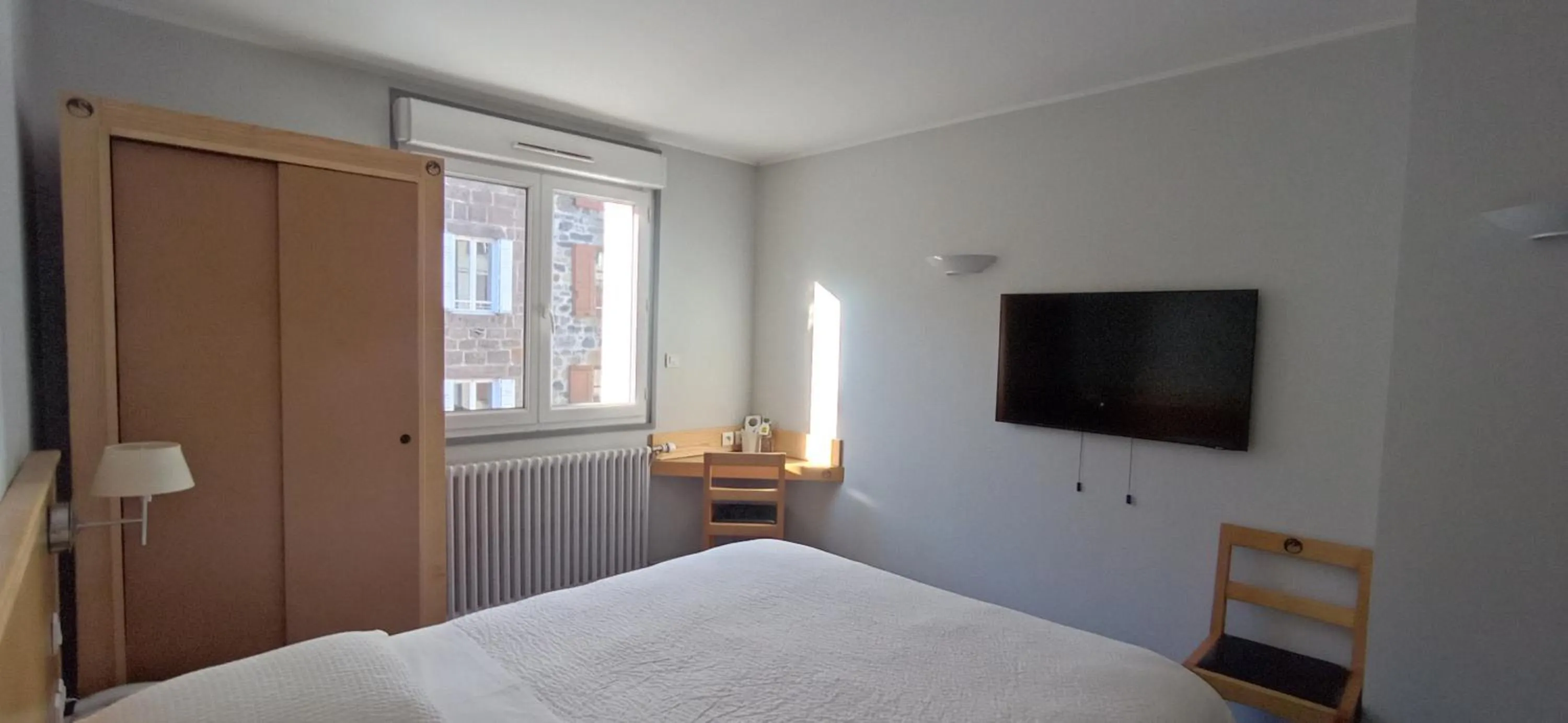 Bed in Logis Hotel Restaurant Le Cygne