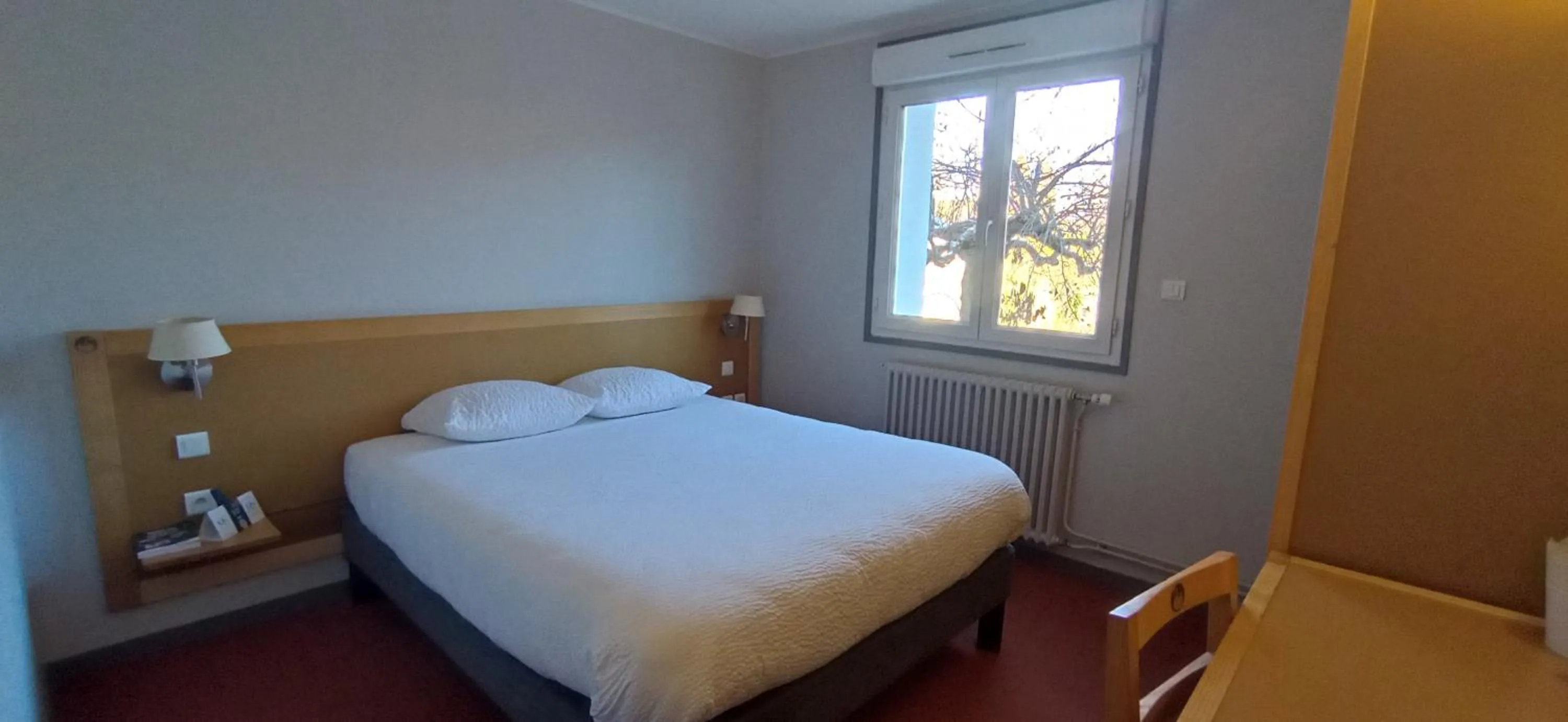 Bed in Logis Hotel Restaurant Le Cygne