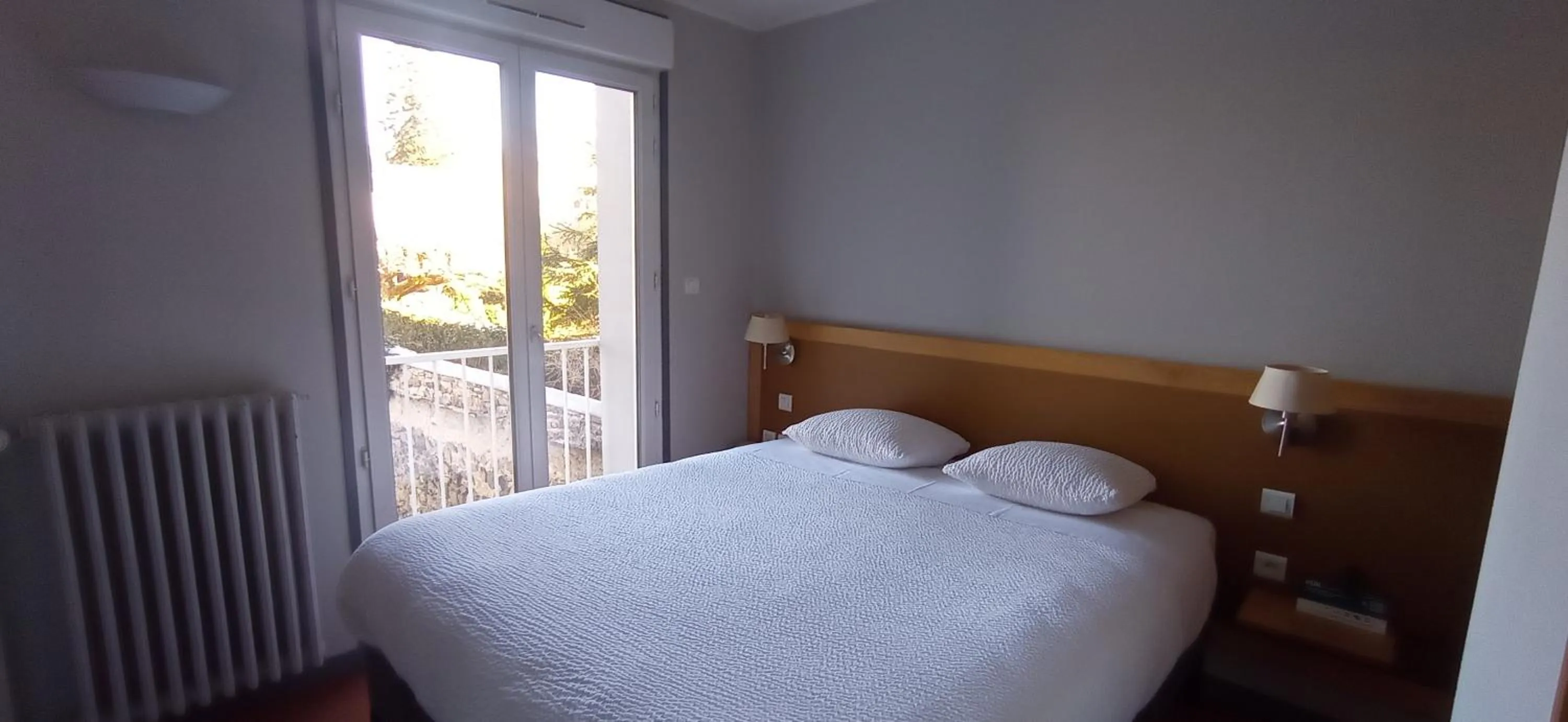 Bed in Logis Hotel Restaurant Le Cygne