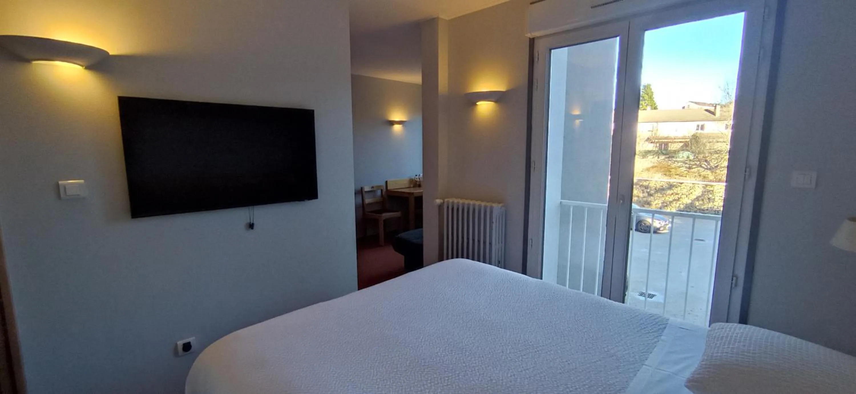 Bed in Logis Hotel Restaurant Le Cygne