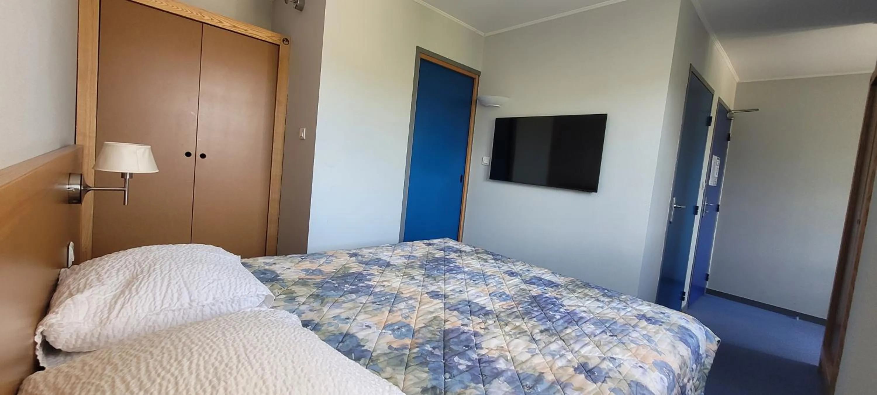 Bed in Logis Hotel Restaurant Le Cygne